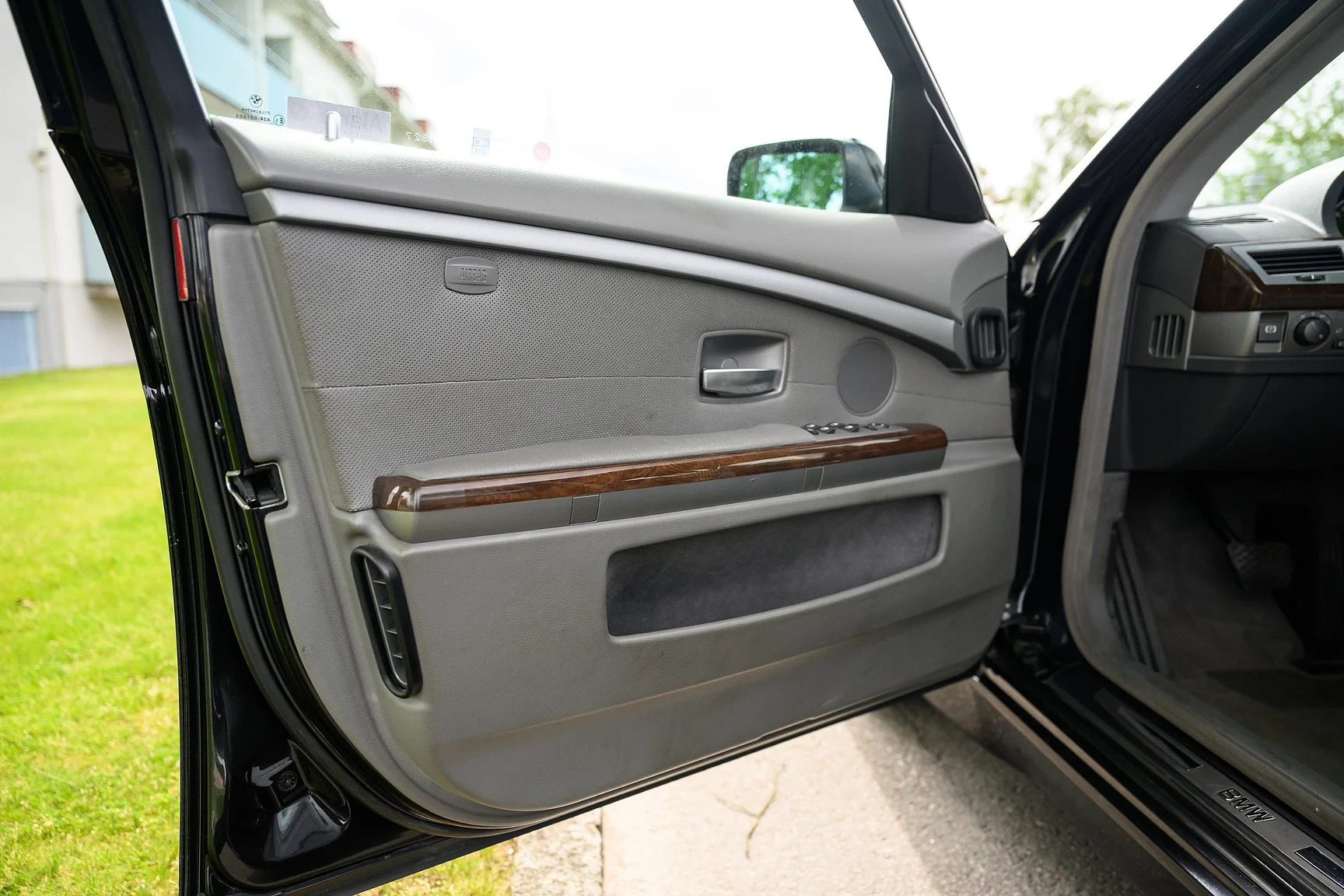 Interior image of 2001 BMW 745i (72)