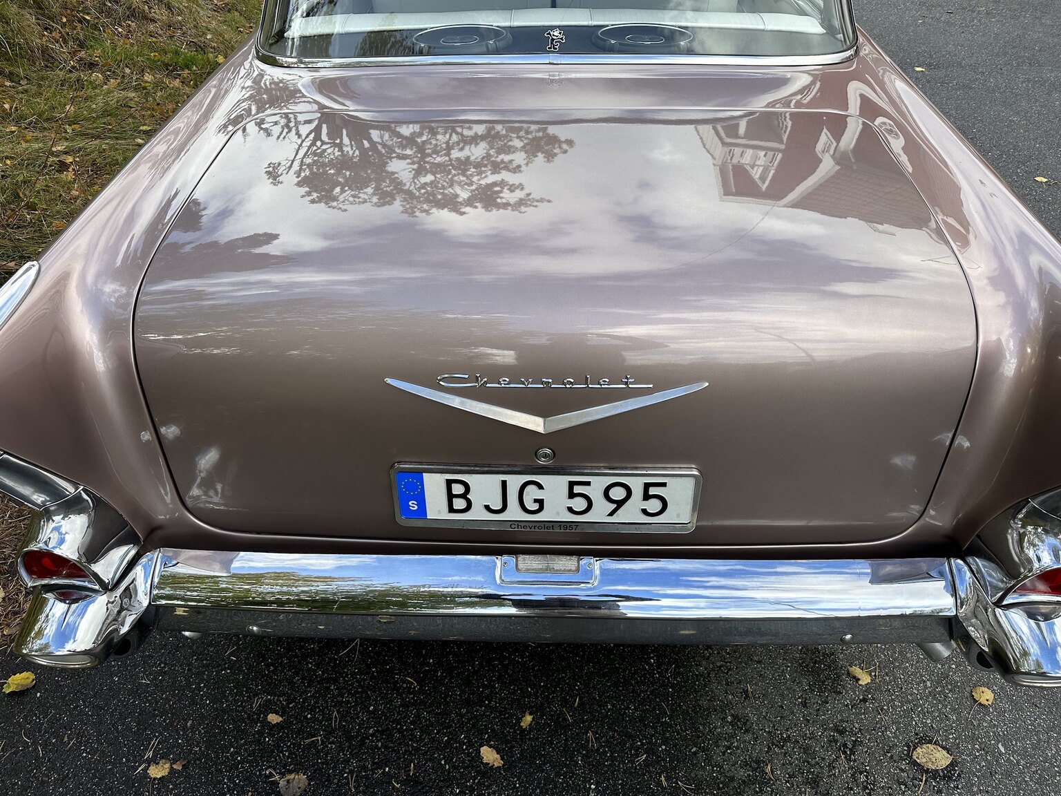 Exteriörbild på 1957 Chevrolet Two-Ten Restomod (28)