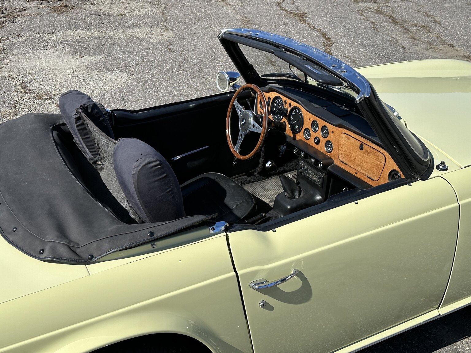 Exterior image of 1971 Triumph TR6 (26)