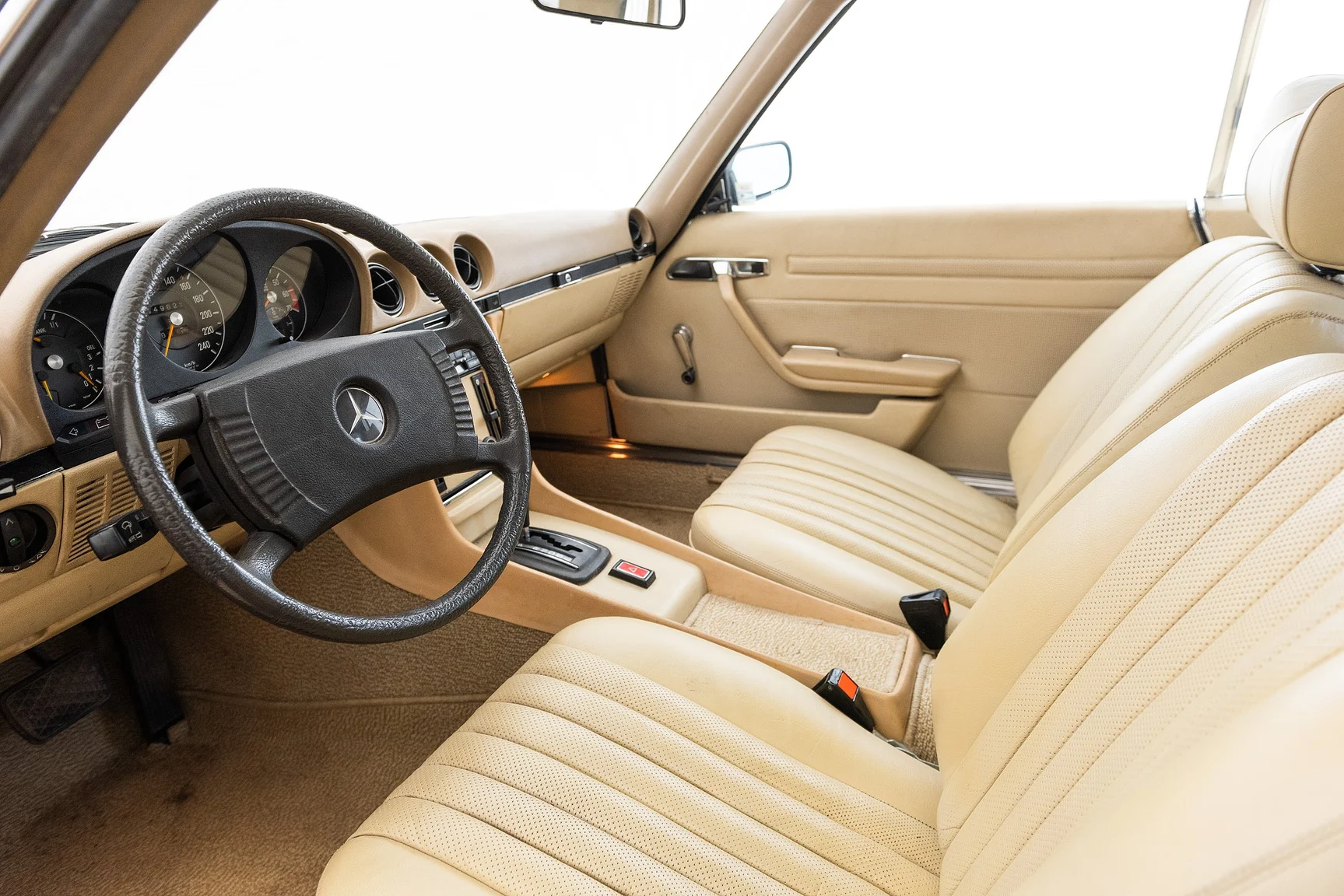 Interior image of 1975 Mercedes Benz 450 SLC (1)