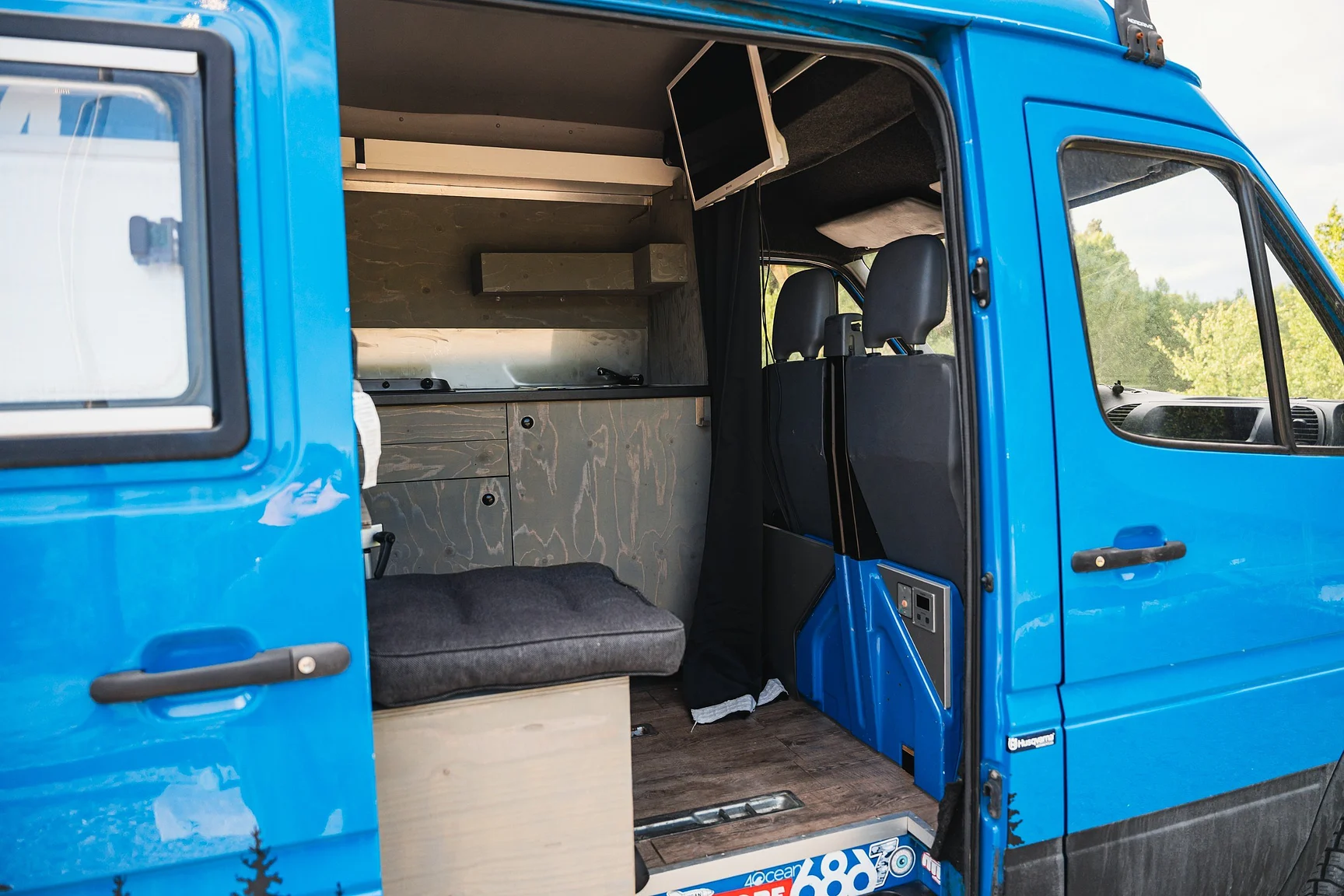 Innenraumfoto von 2004 Mercedes-Benz Sprinter 4x4 Campervan/Overlander (39)