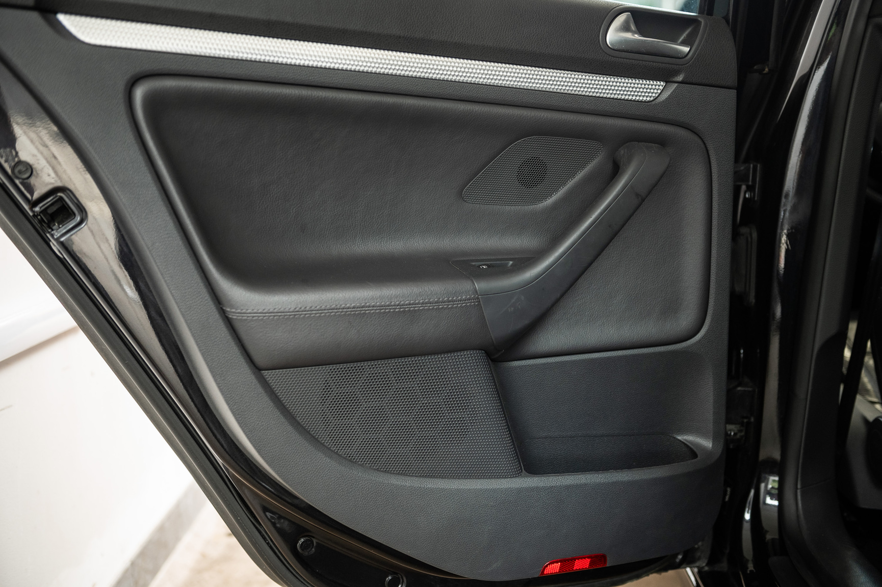 Interior image of 2006 Volkswagen Golf R32 (28)