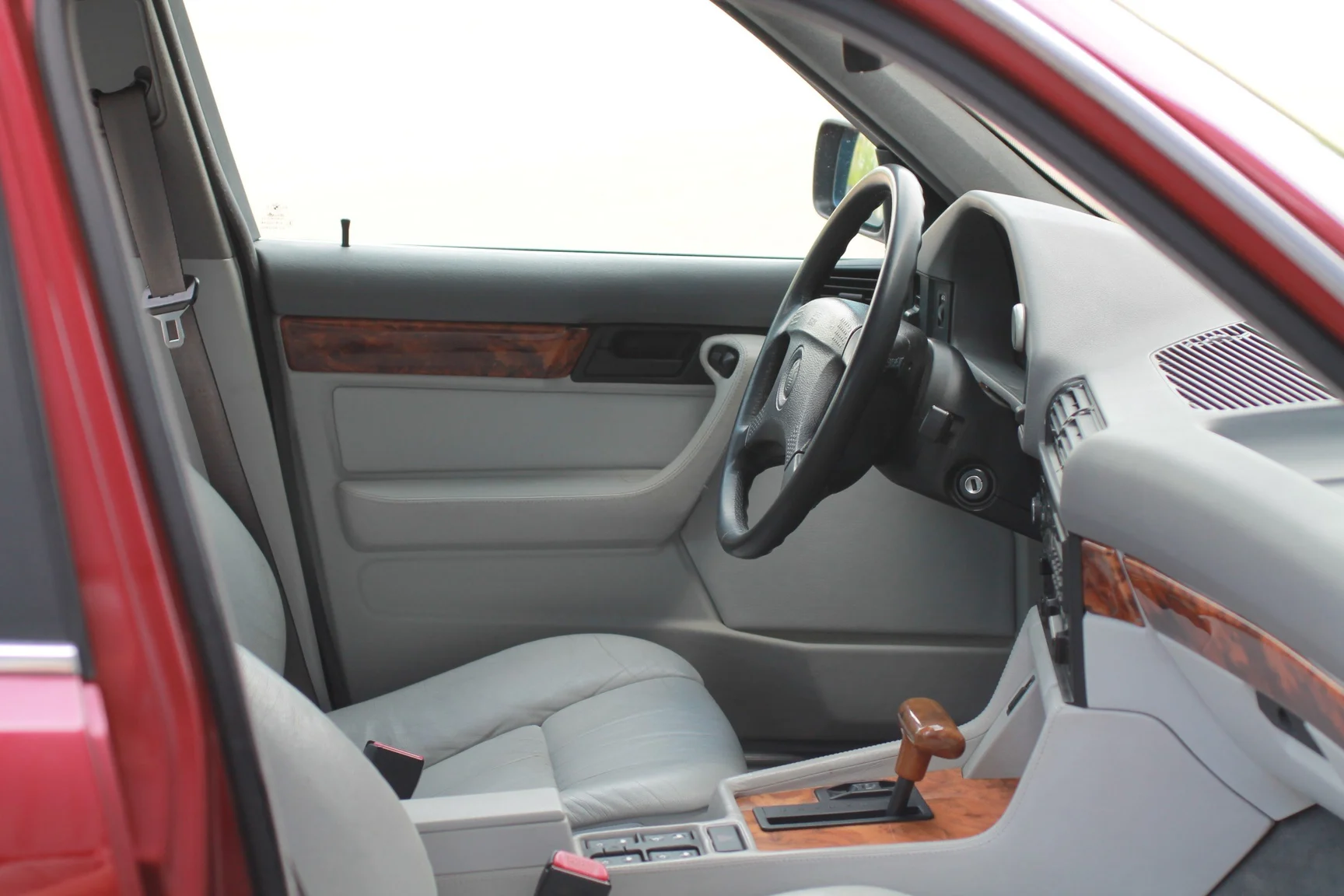 Innenraumfoto von 1993 BMW 540i Sedan (100)