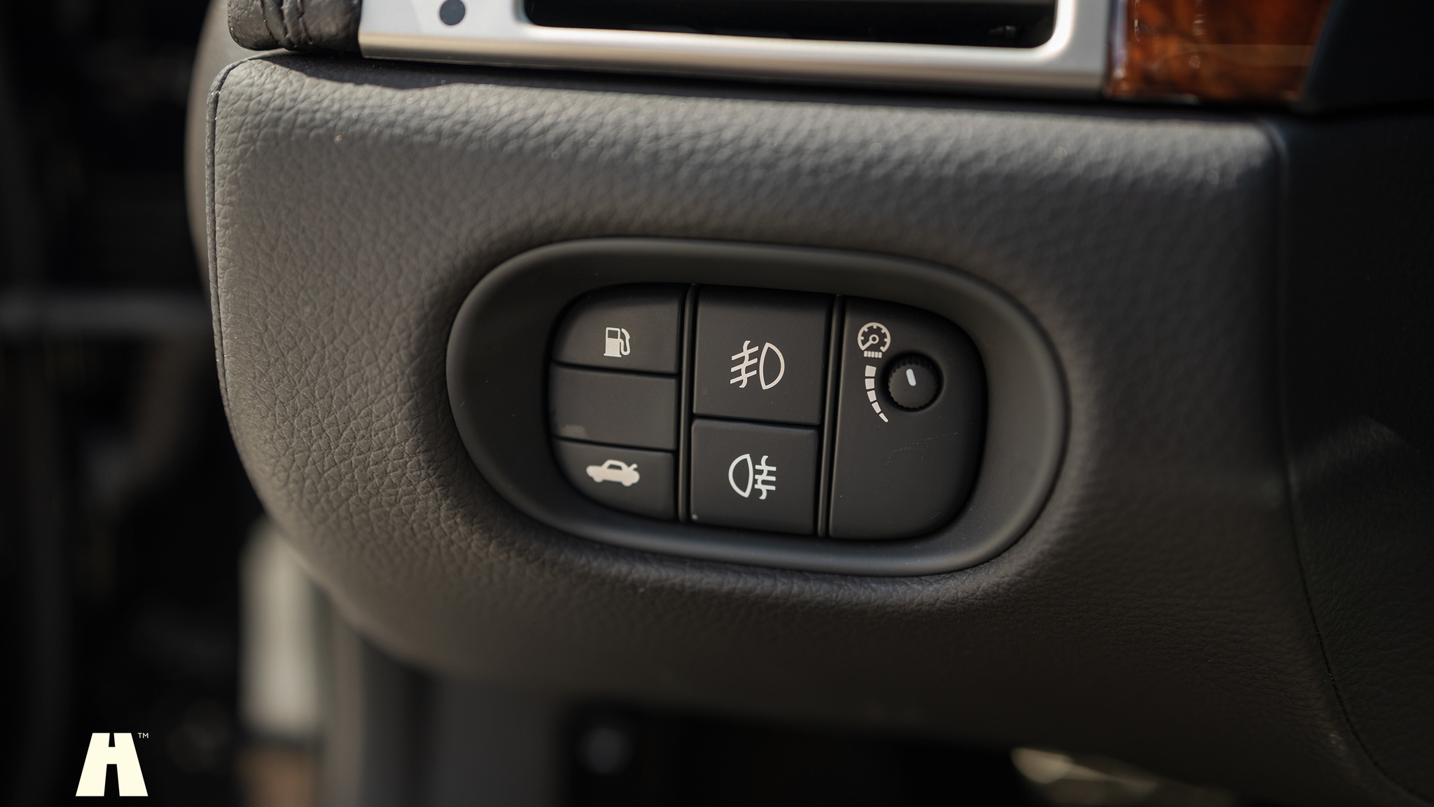 Interior image of 2008 Jaguar XKR (37)