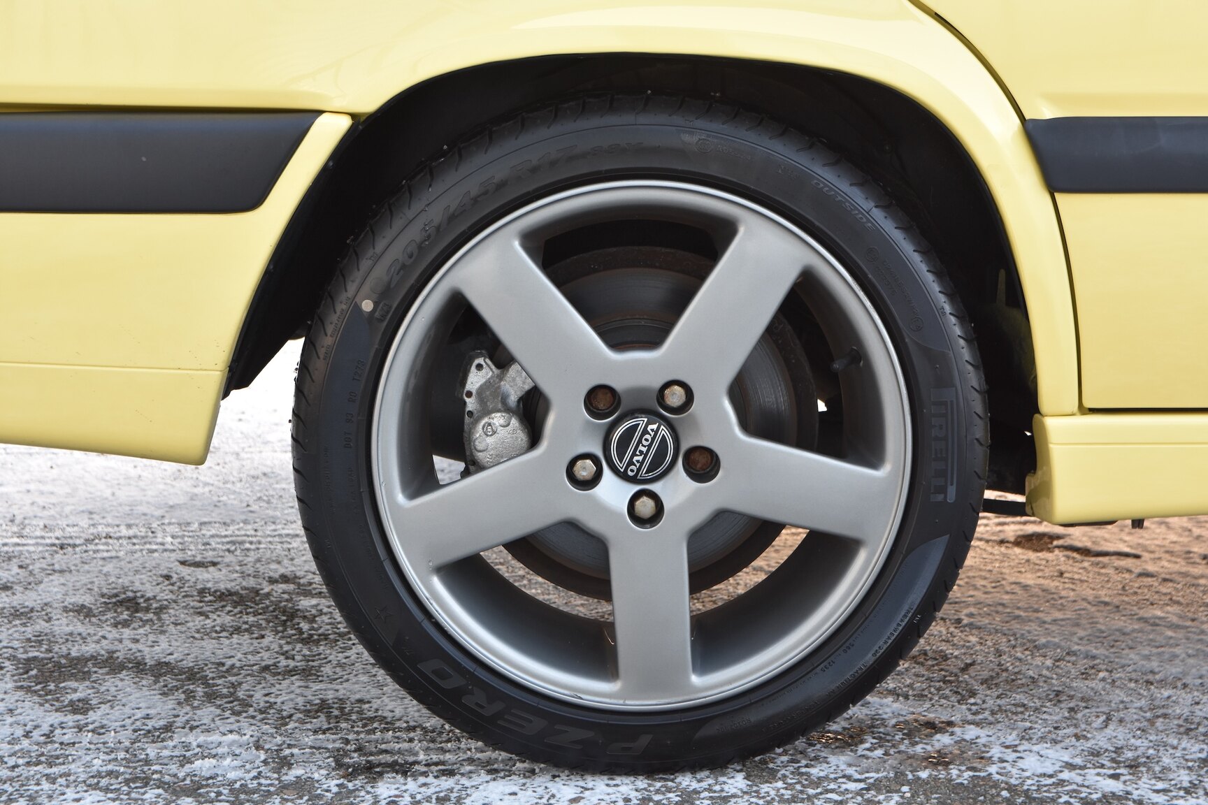 Exterior image of 1995 Volvo 850 T-5R Kombi