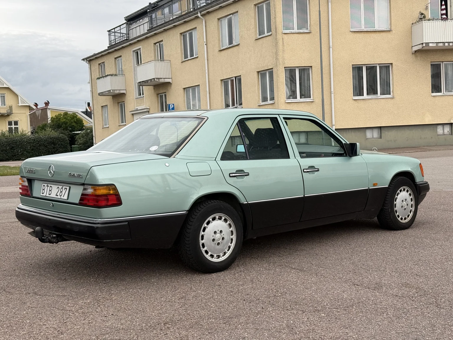Exterior image of 1991 Mercedes-Benz 300 E 4MATIC (9)