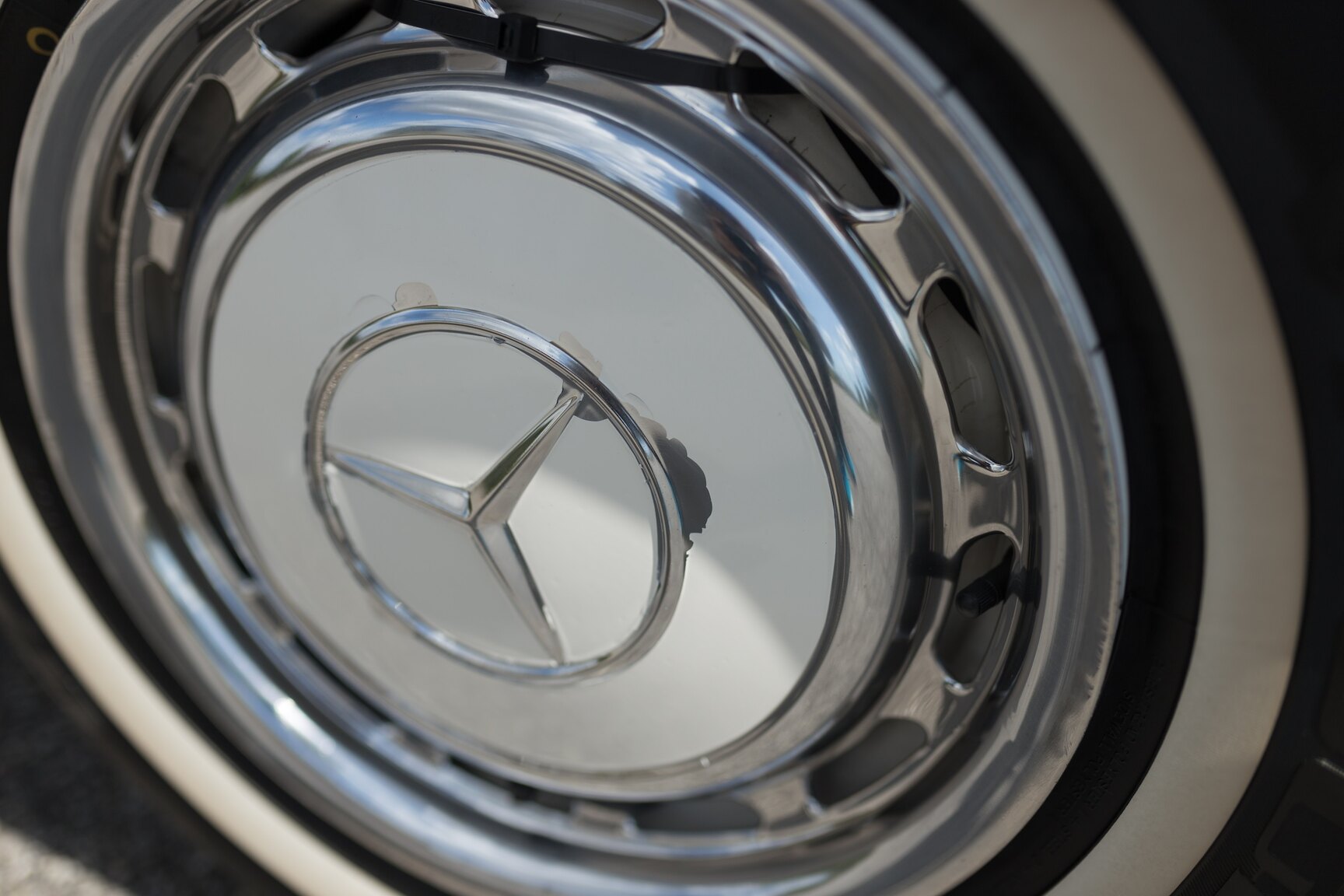 Exterior image of 1966  Mercedes-Benz 250 