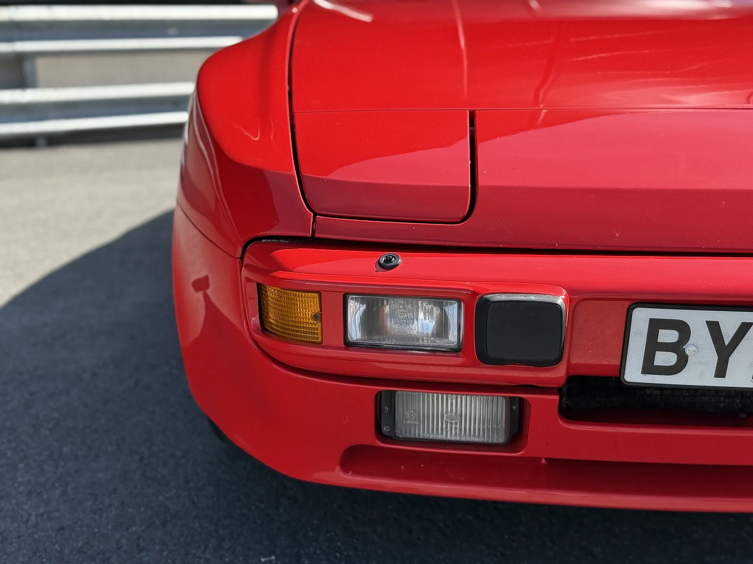 Exteriörbild på 1984 Porsche 944 Targa (6)