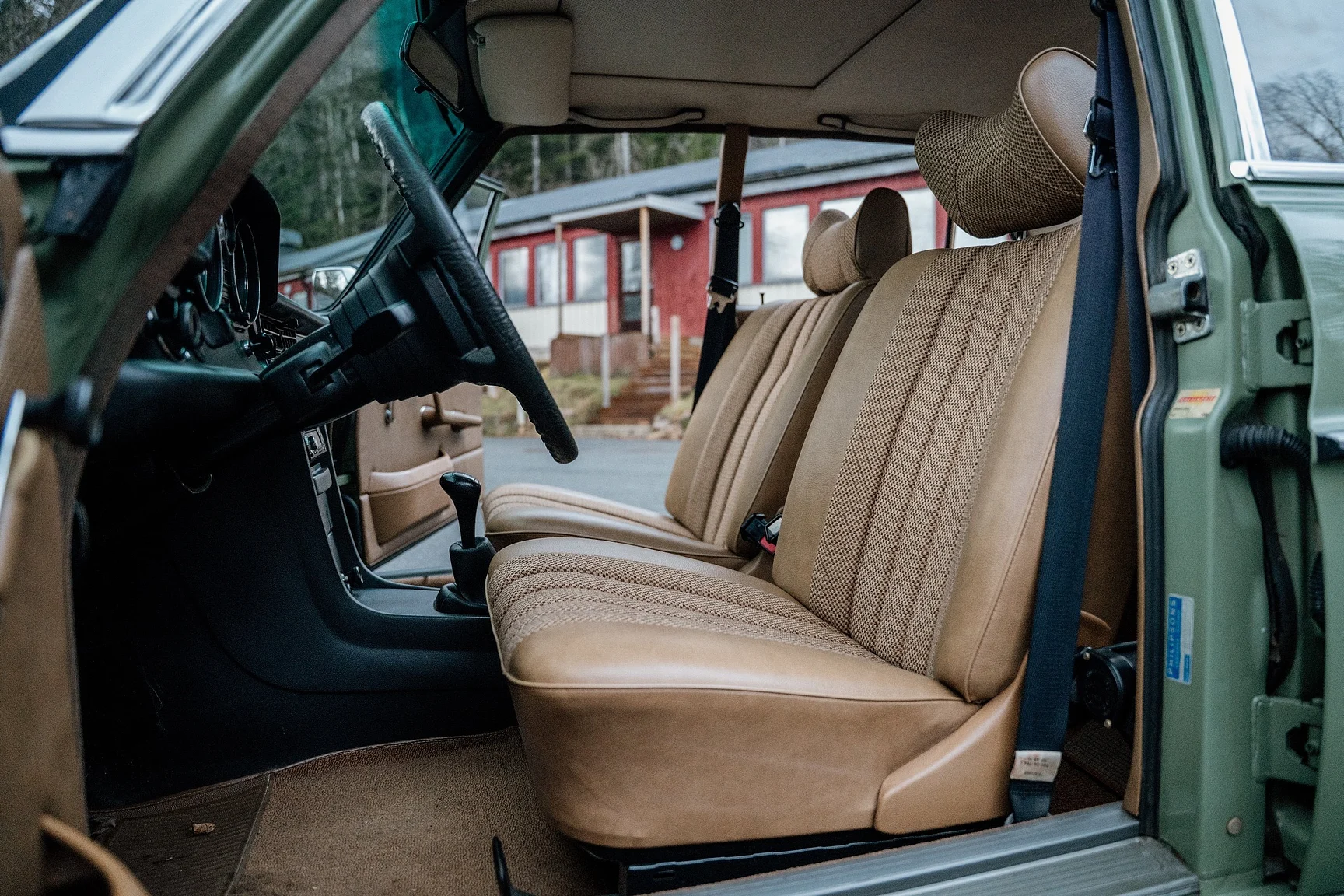 Interior image of 1975 Mercedes-Benz 240 D 3.0 (3)