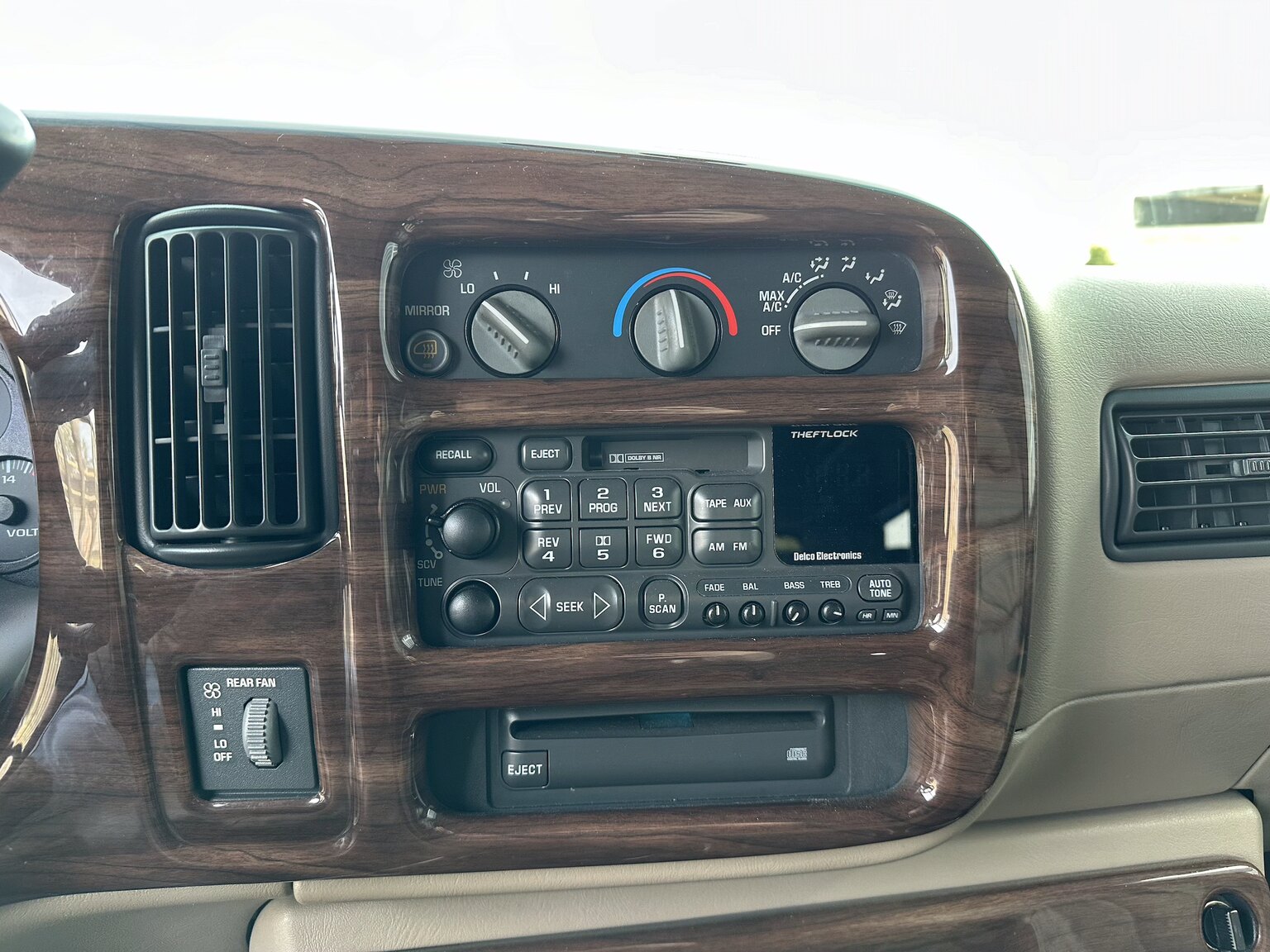 Innenraumfoto von 2000 GMC Savana G1500 Conversion Van