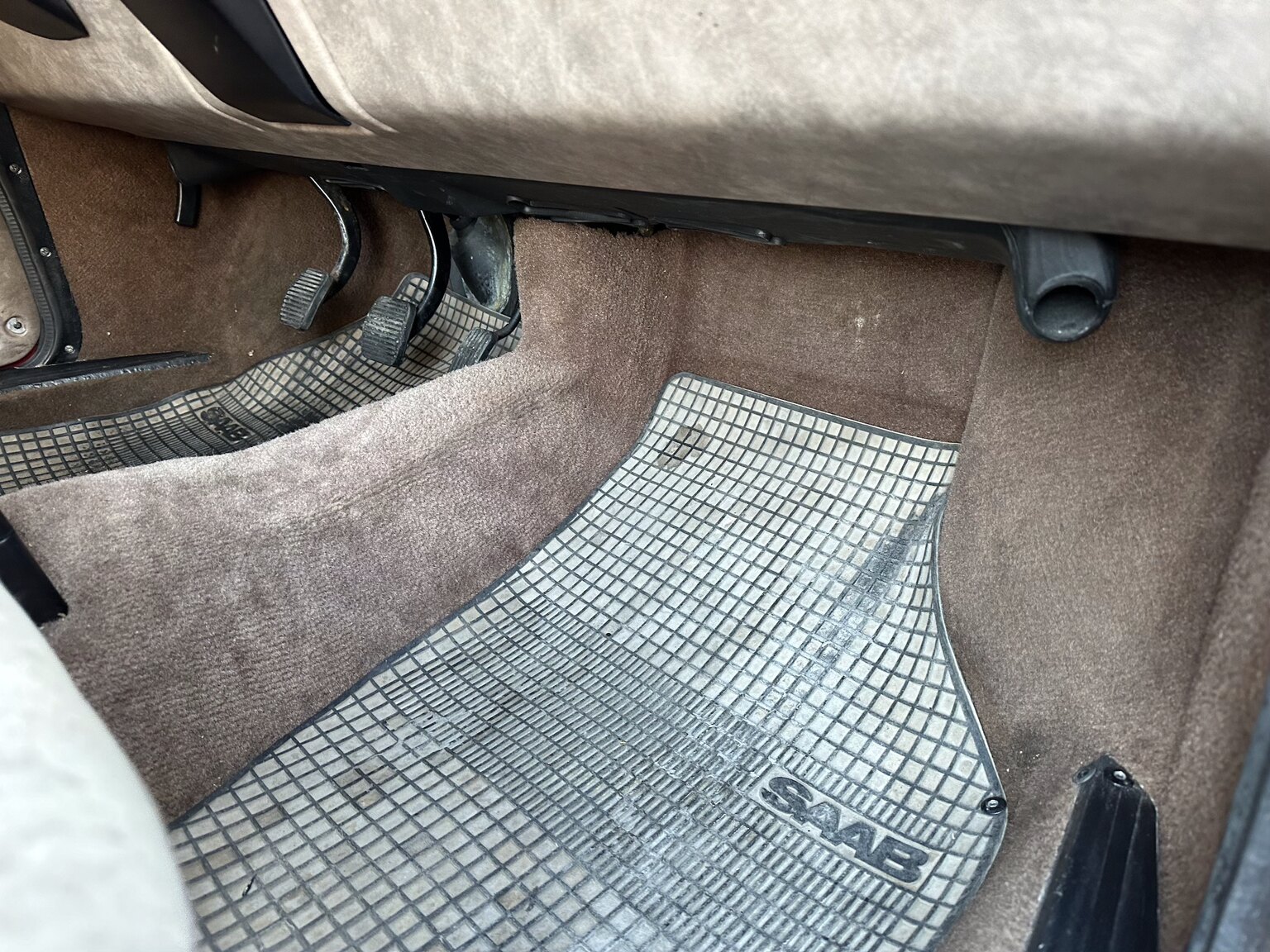 Interior image of 1984 Saab 900 GL