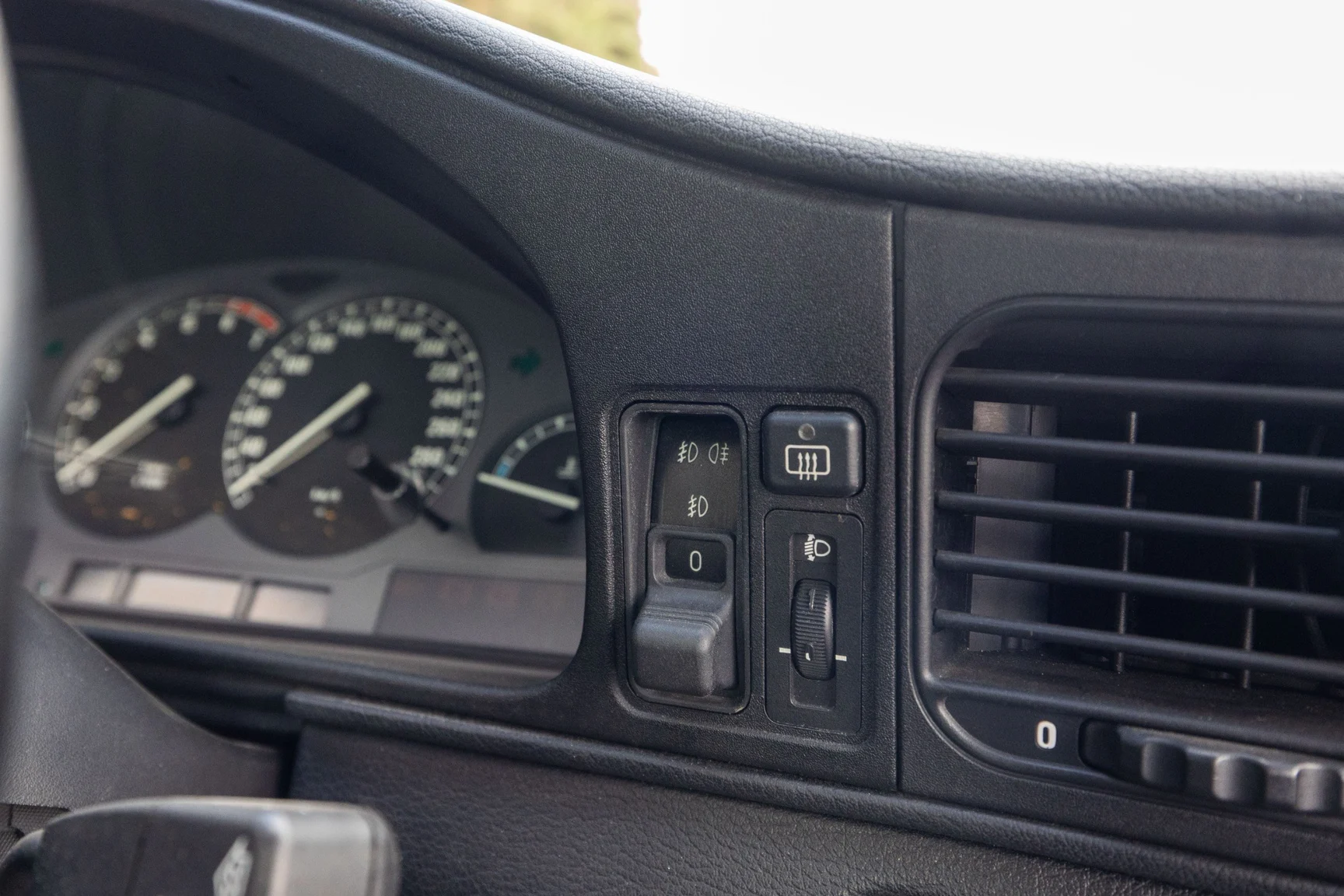 Interior image of 1991 BMW 850i (36)