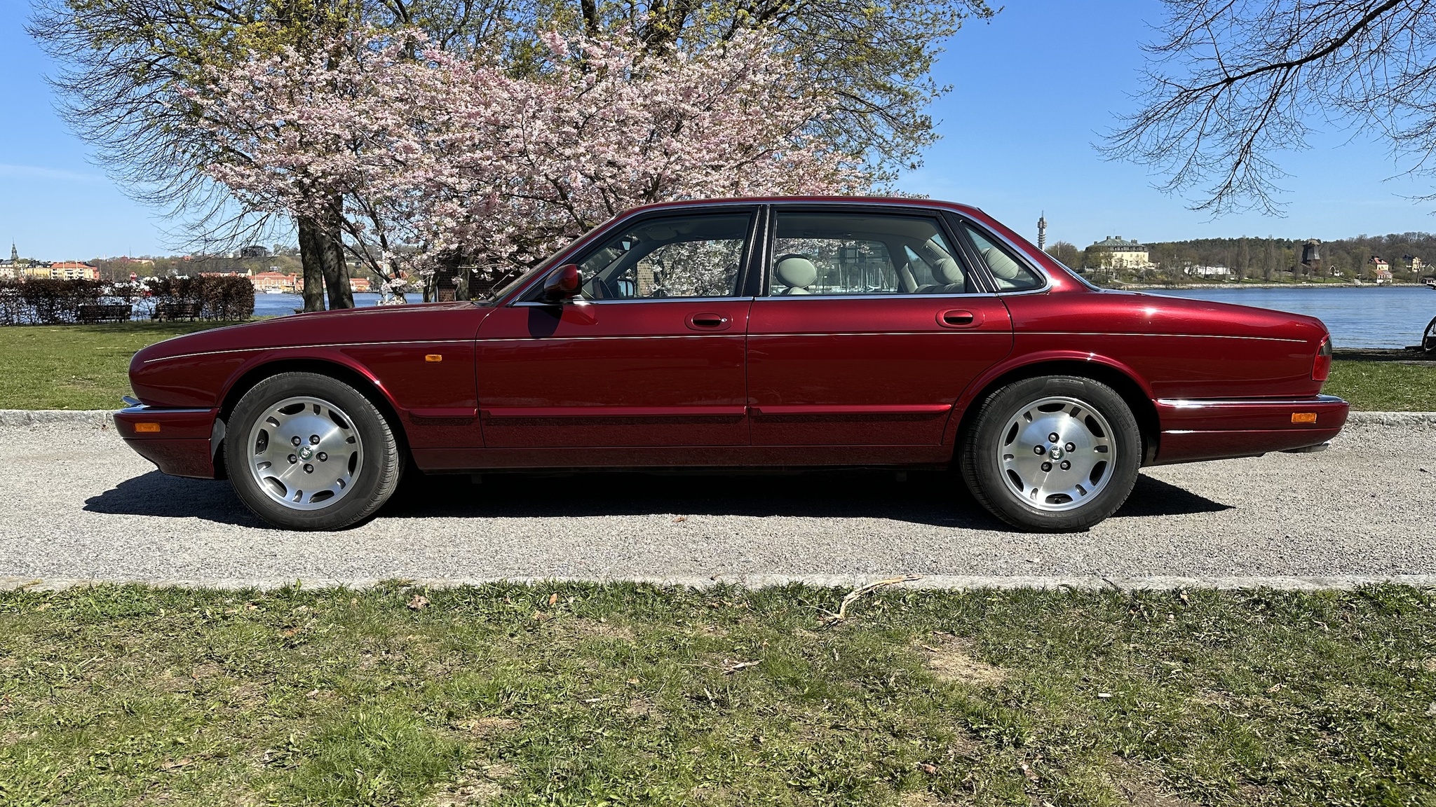 Exterior image of 1997 Jaguar XJ 4.0 Executive