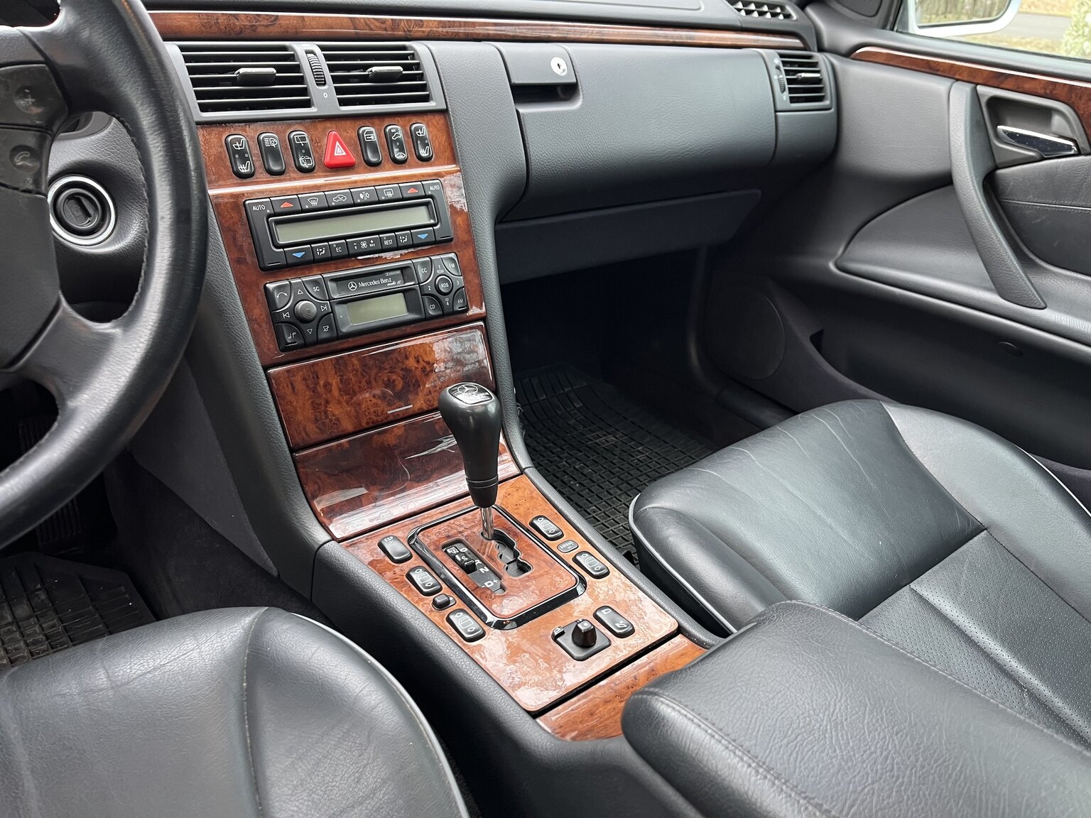 Interior image of 1999 Mercedes-Benz E320 T Automat