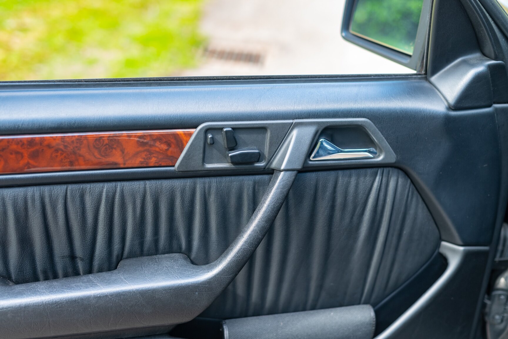 Interior image of 1993 Mercedes-Benz 400 E