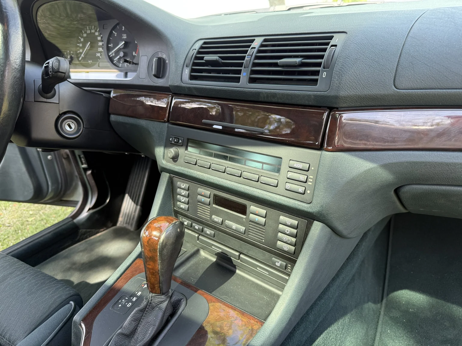 Interior image of 2003 BMW 525d Sedan (40)
