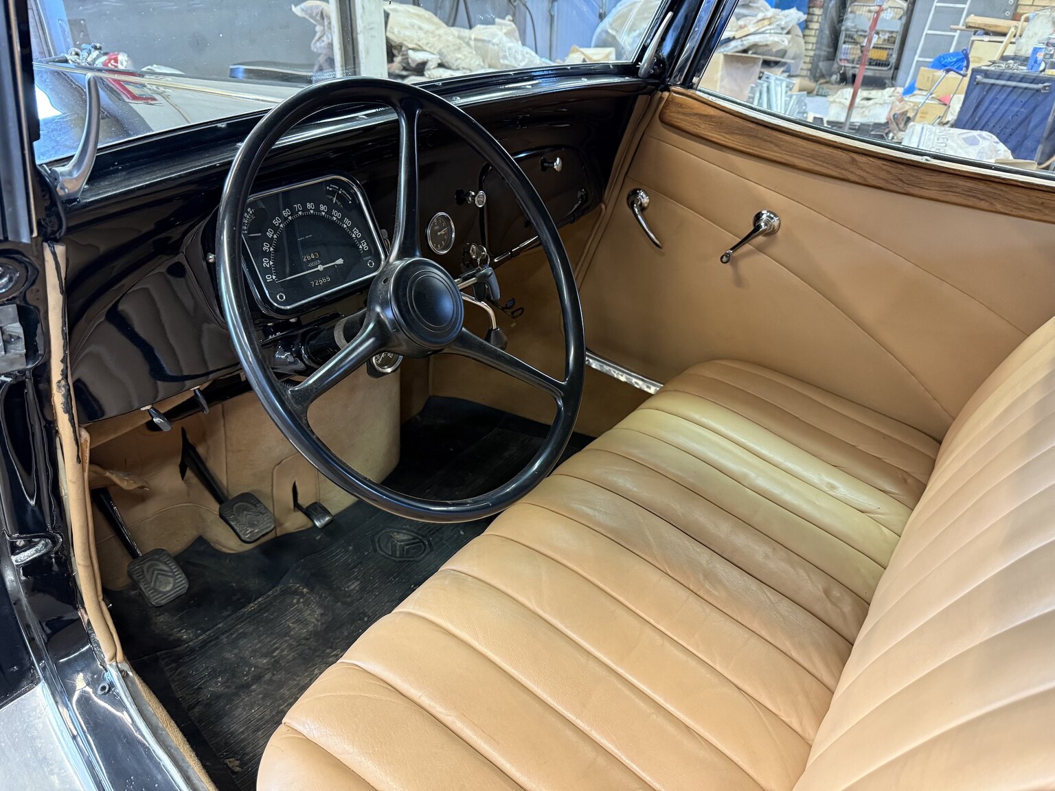Interior image of 1939 Citroën Berline 11 Sport Convertible