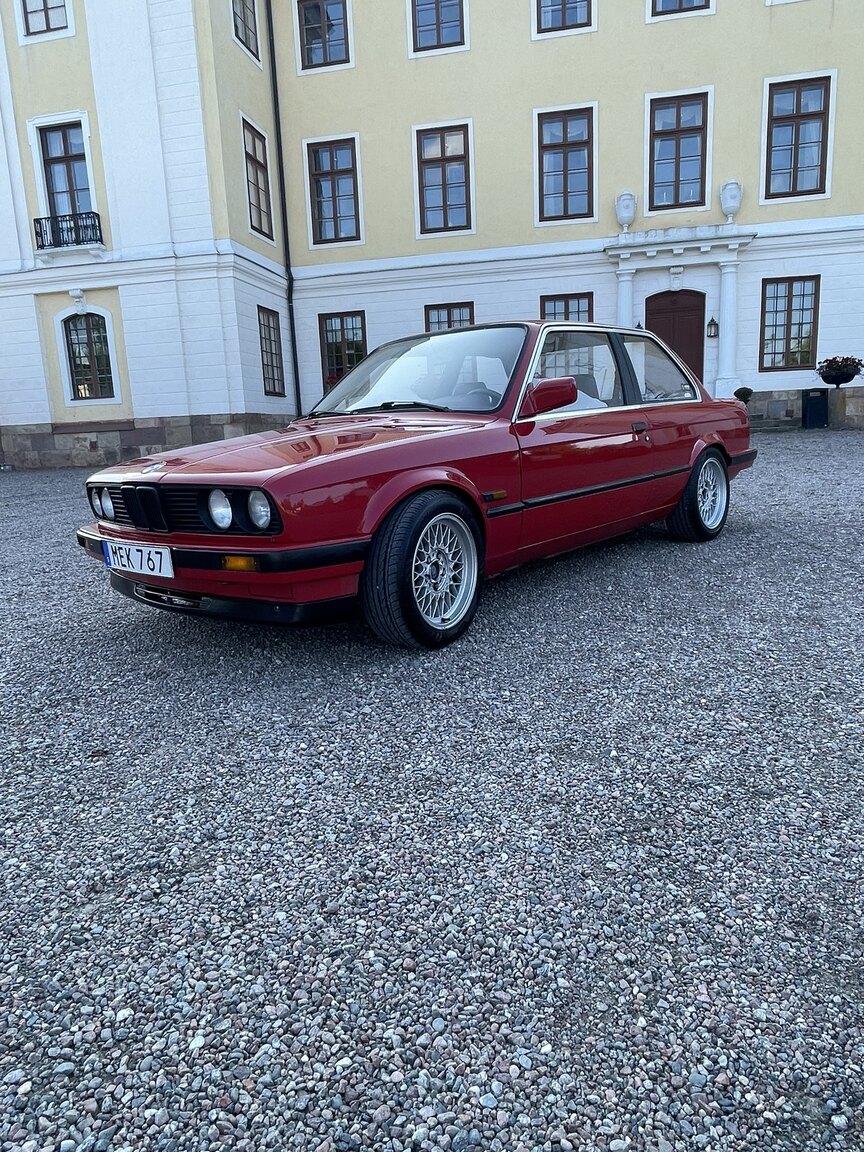 Exterior image of 1987 BMW 320i