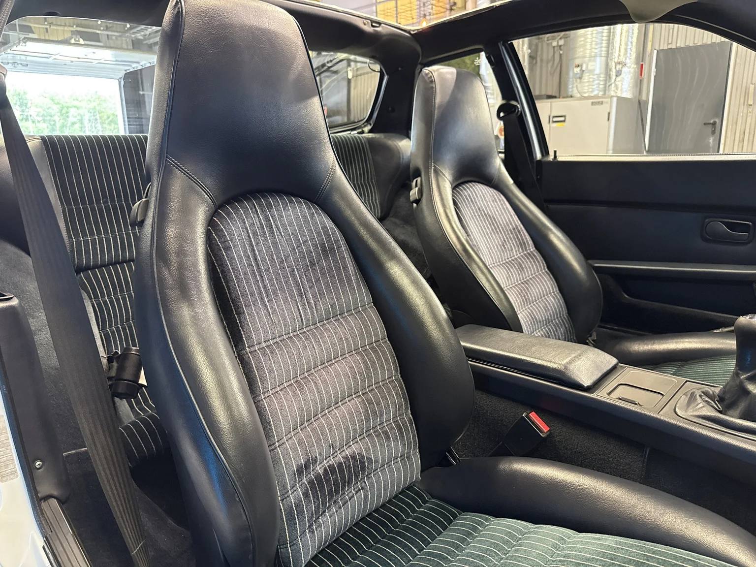 Interior image of 1989 Porsche 944 2.7 (59)
