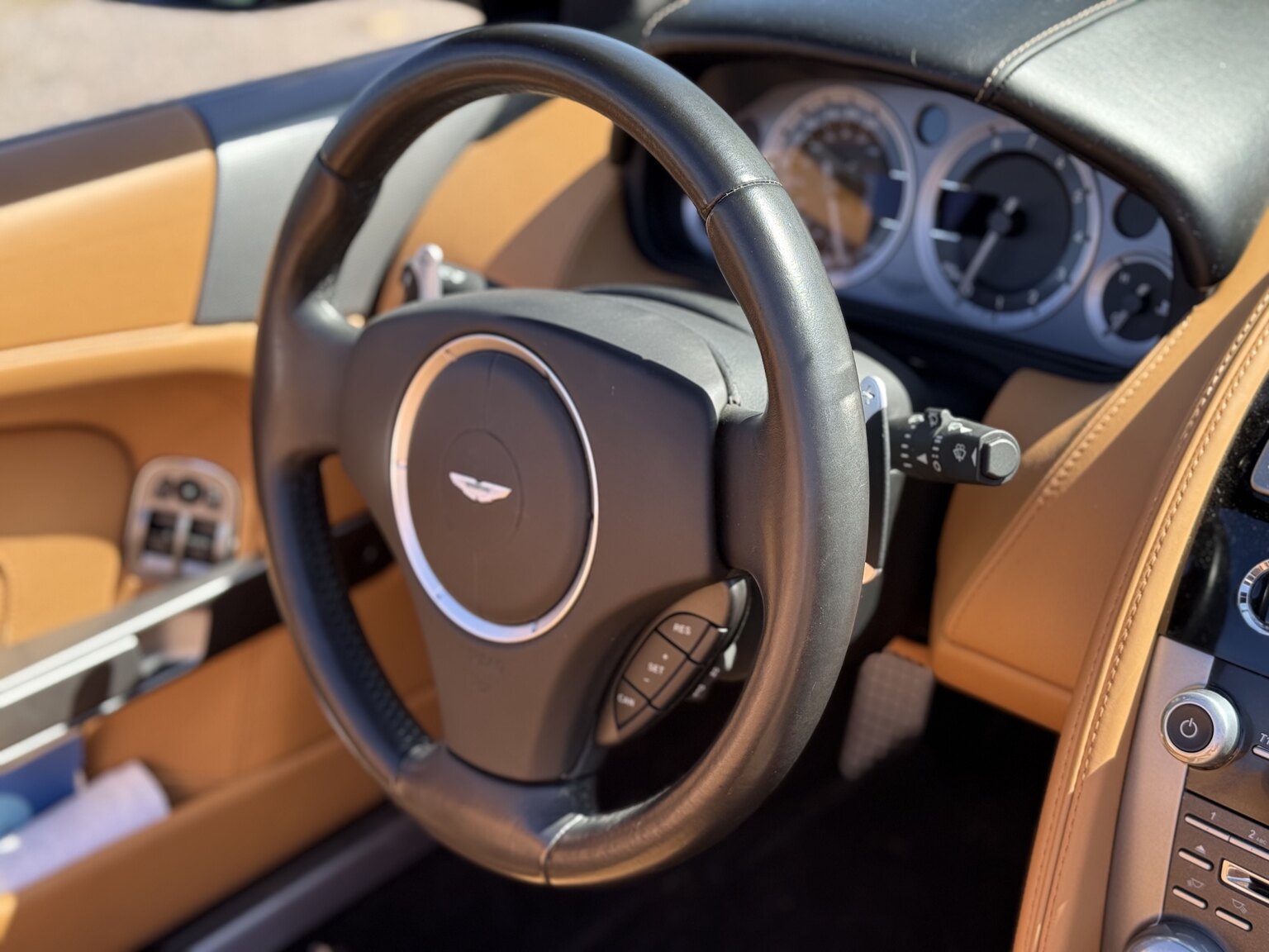 Innenraumfoto von 2015 Aston Martin DB9 Volante