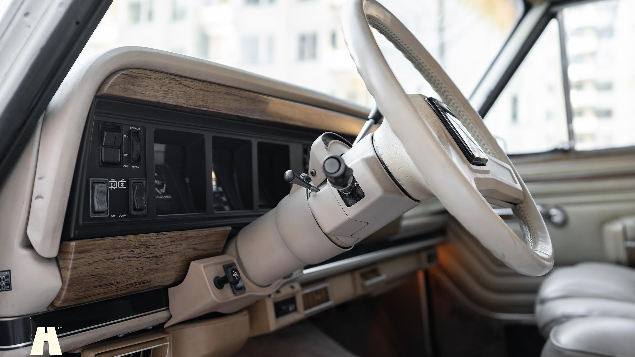 Innenraumfoto von 1991 Jeep Grand Wagoneer 1991 (4)