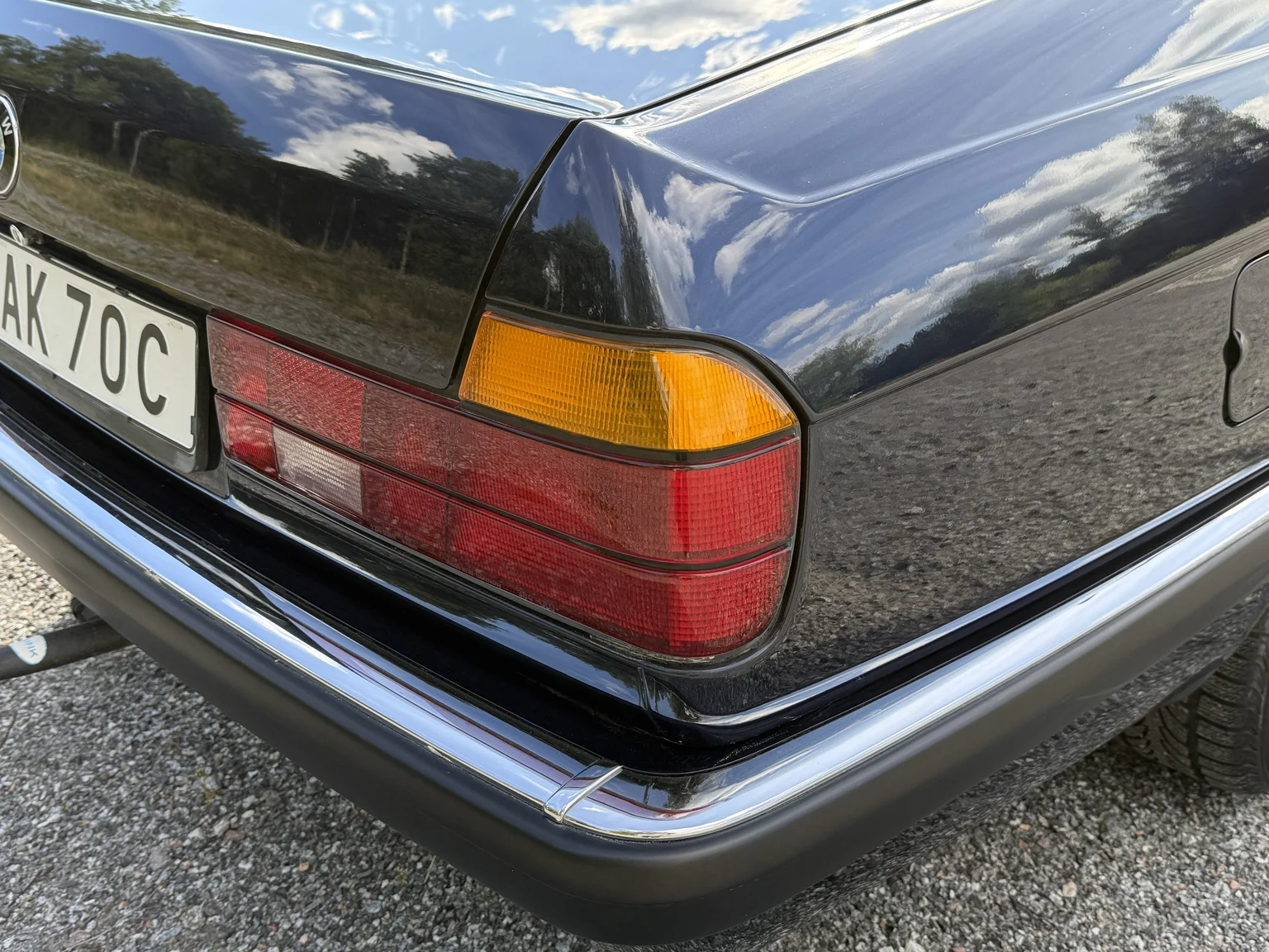 Exterior image of 1990 BMW 750i (26)
