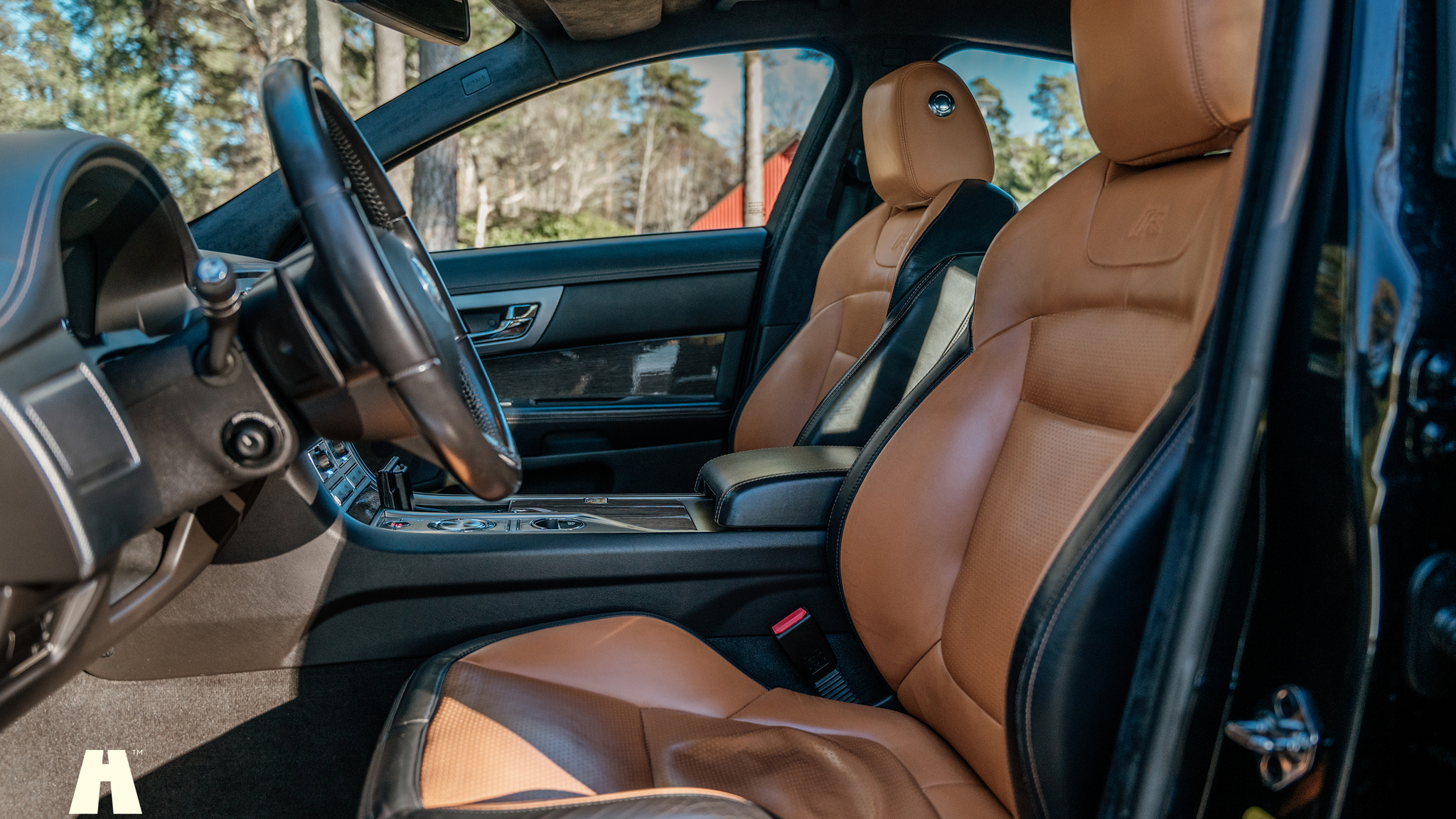 Interior image of 2010 Jaguar XFR (8)