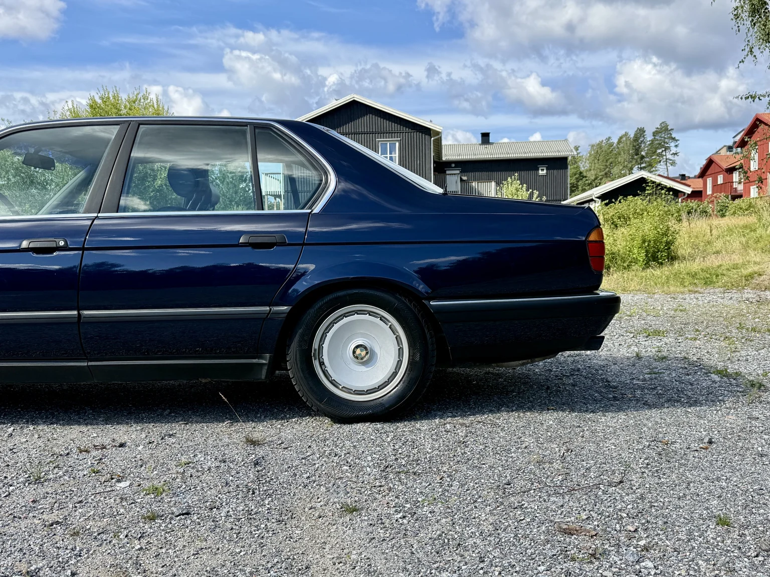 Exterior image of 1990 BMW 750i (10)