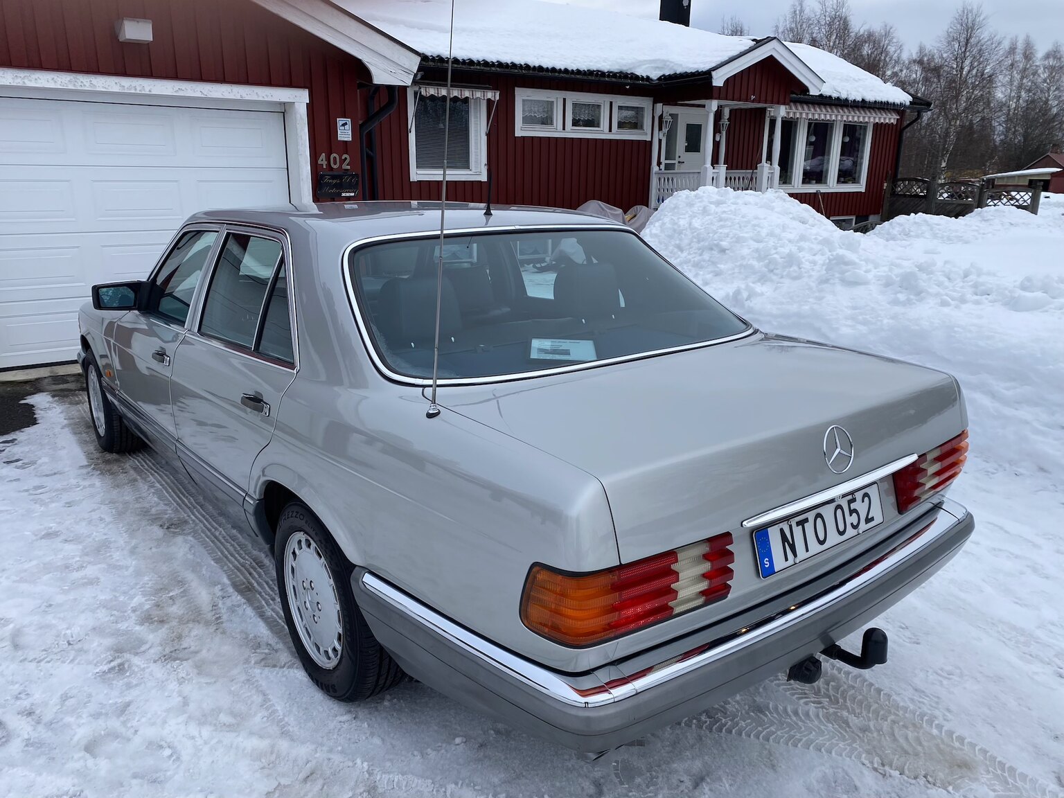 Exterior image of 1988 Mercedes-Benz 300 SE