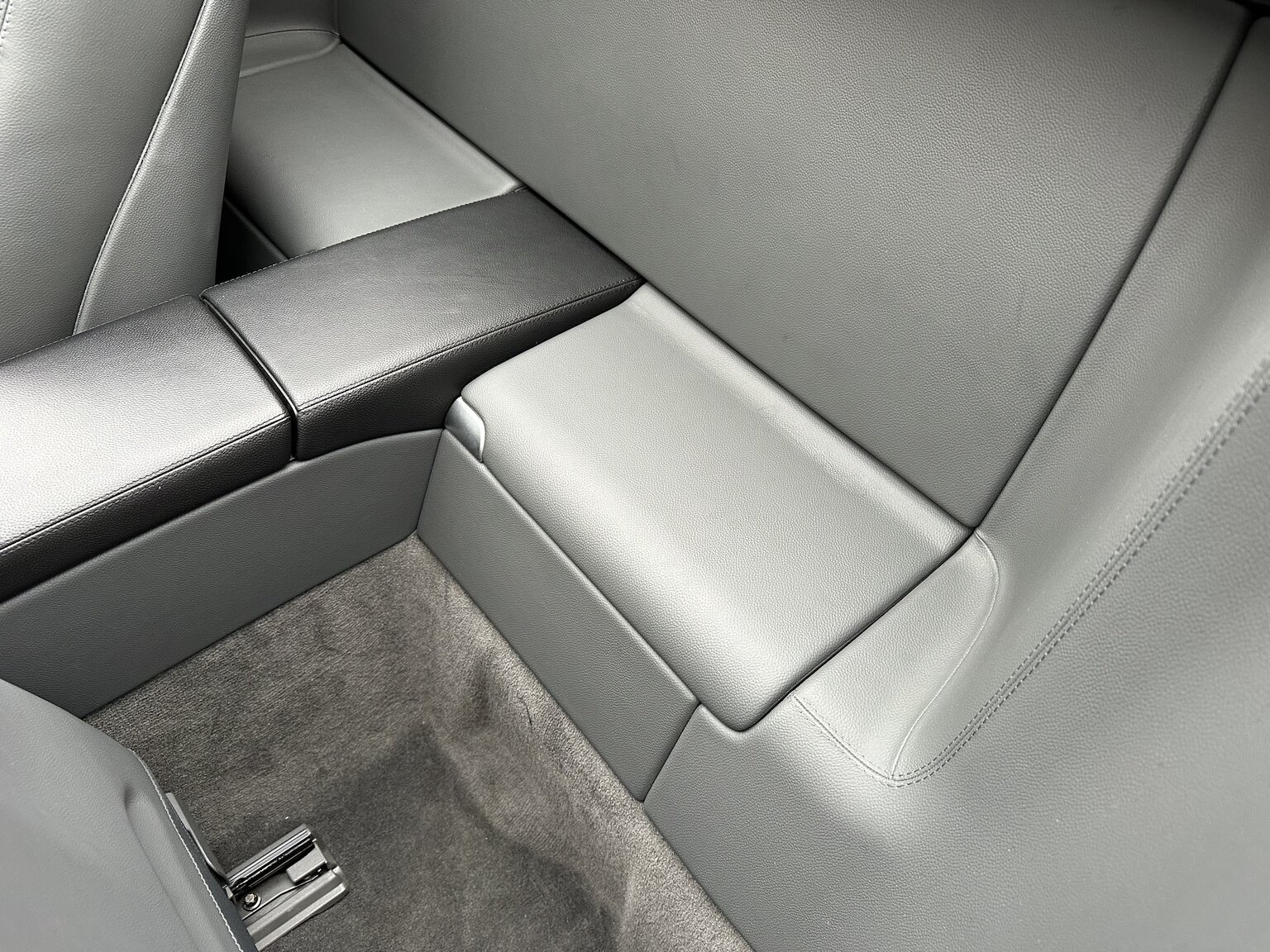 Interior image of 2005 Mercedes-Benz SL 350