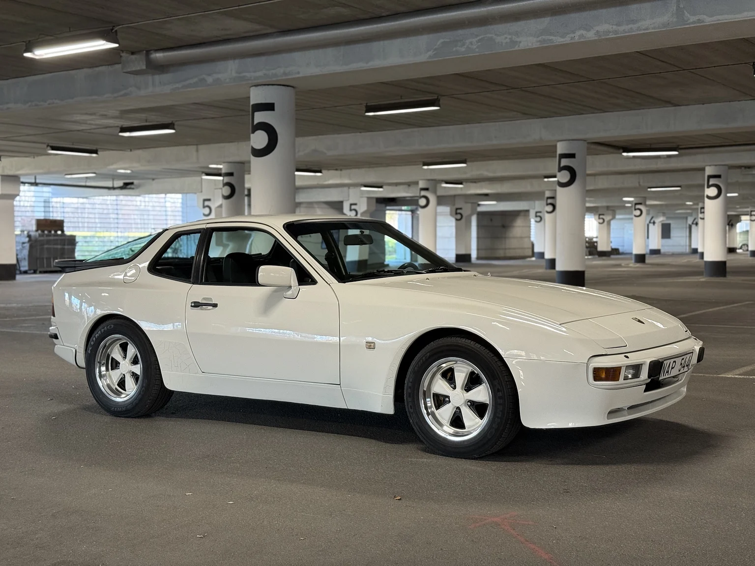 Exterior image of 1984 PORSCHE 944 Targa (4)