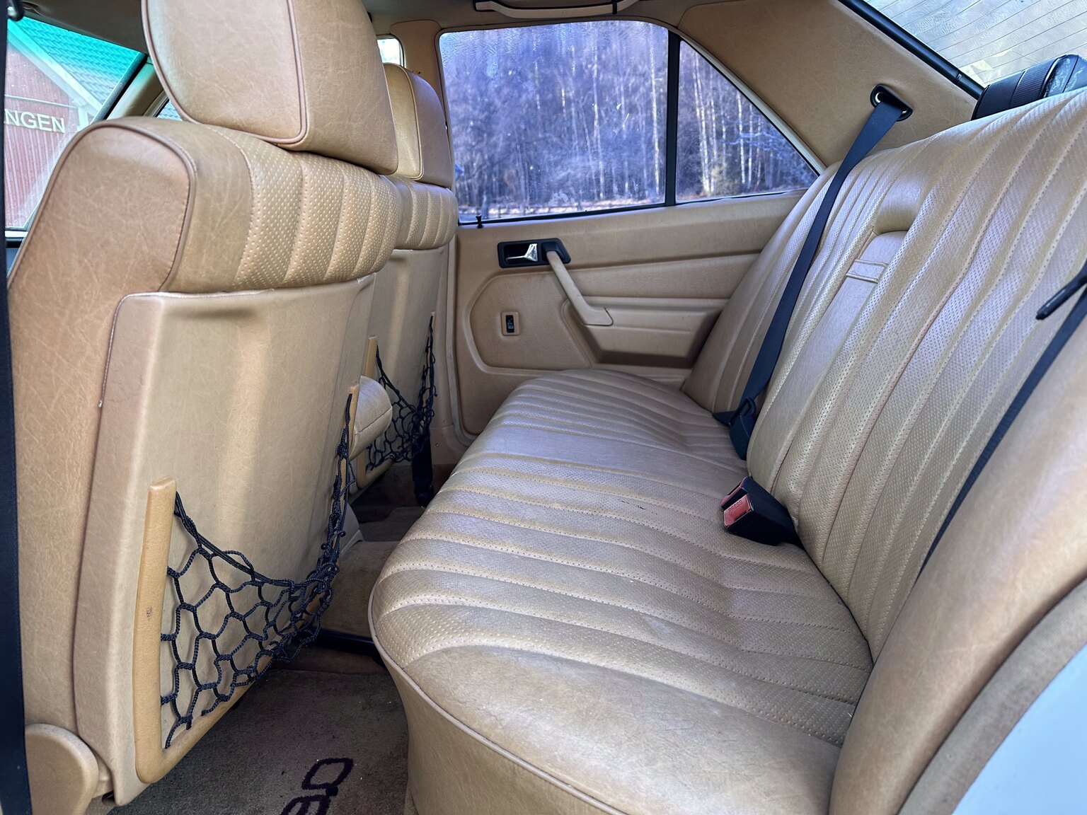 Innenraumfoto von 1988 Mercedes-Benz 190 E 2.3 (21)