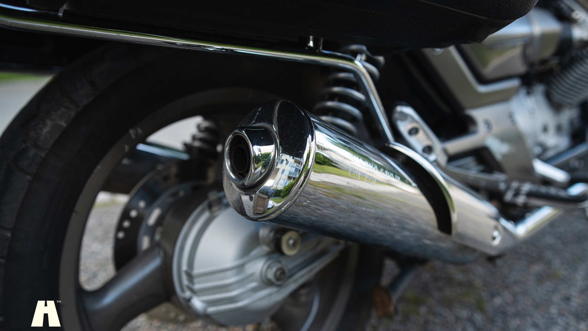 Exteriörbild på 2005 Moto Guzzi Breva 750i