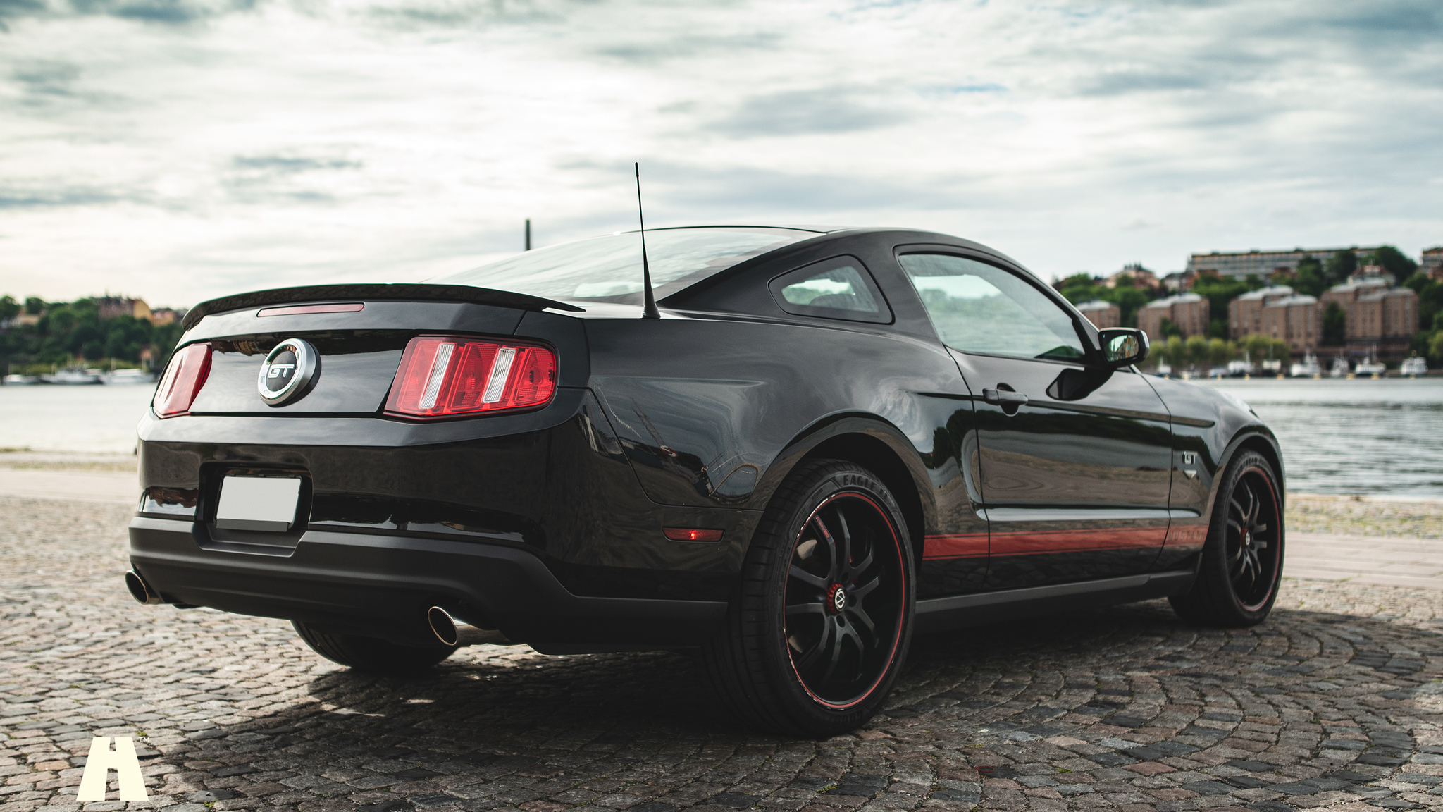 Exterior image of 2010 Ford Mustang GT 