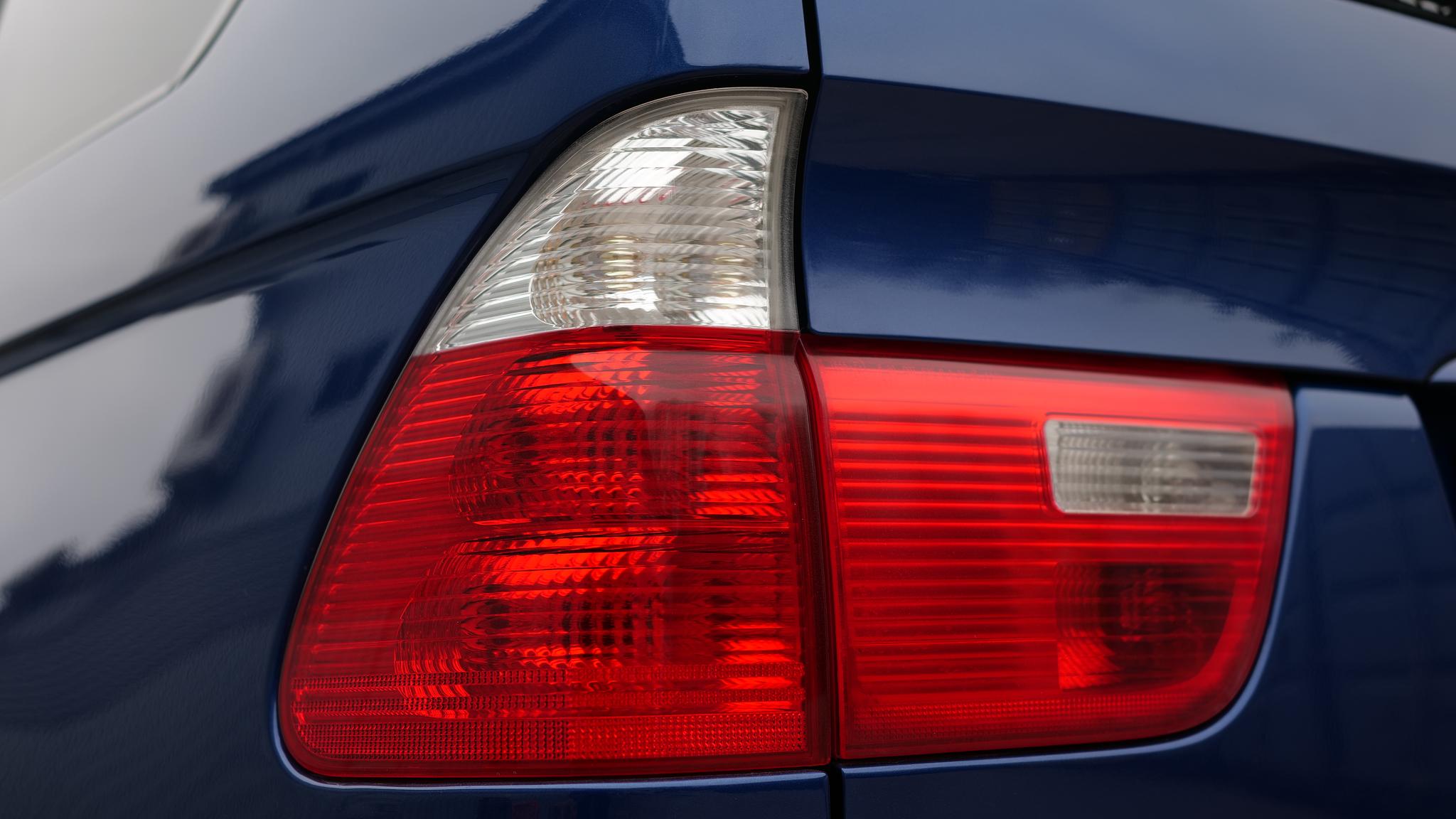 Exterior image of 2005 BMW X5 4,8IS (17)