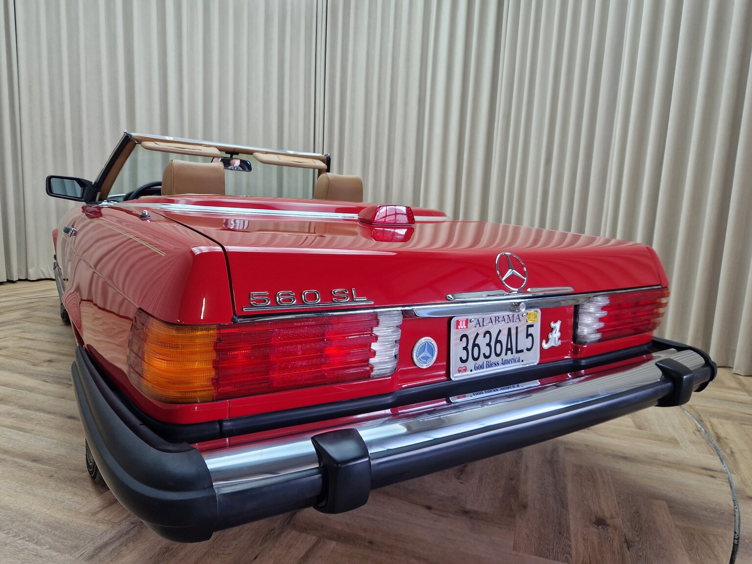 Exterior image of Mercedes-Benz 560SL