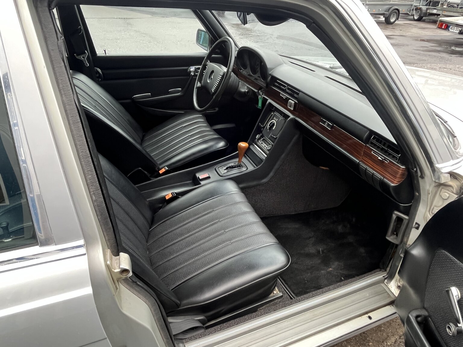Innenraumfoto von 1975 Mercedes-Benz 280 SE