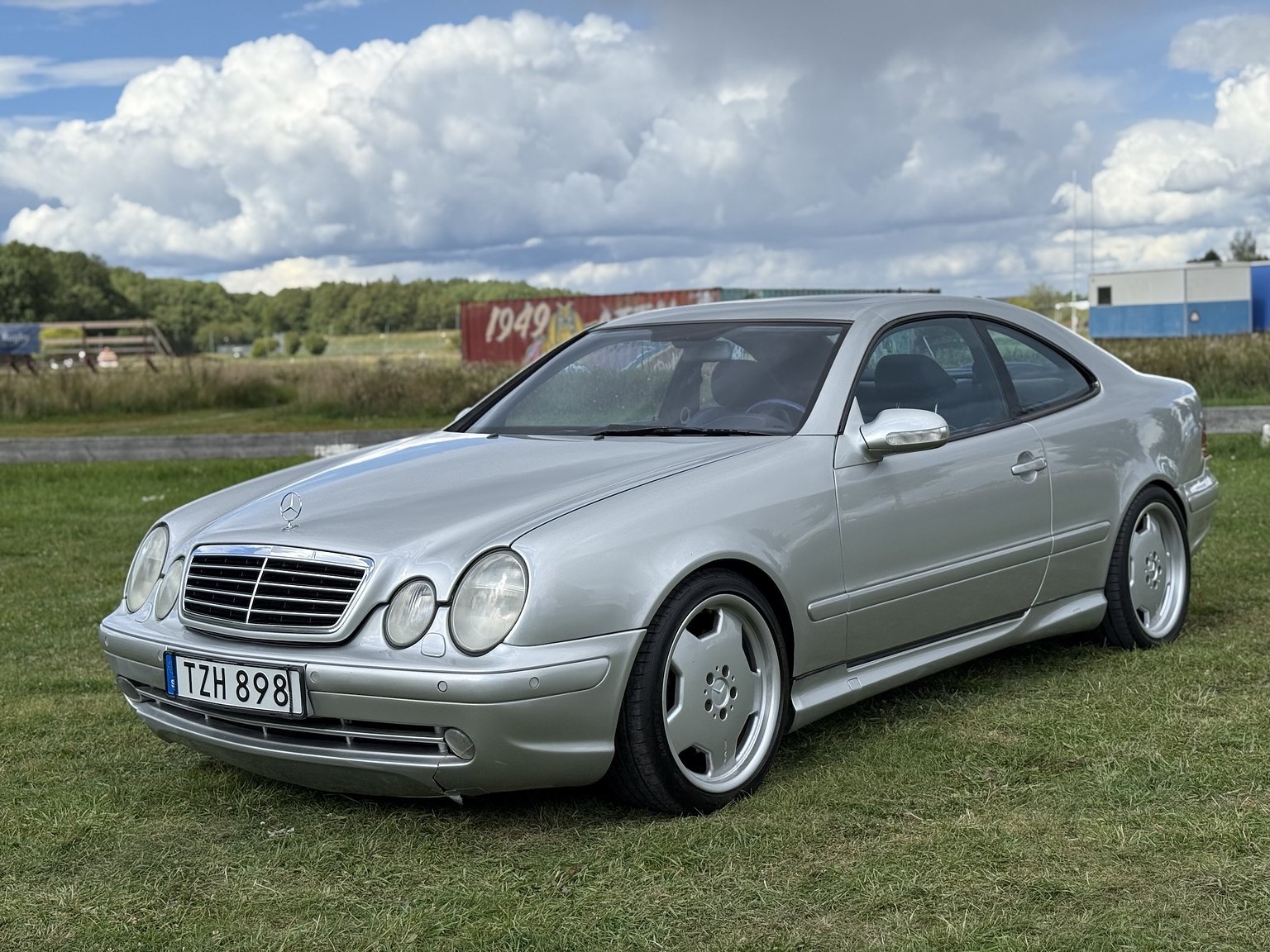 Exterior image of 2000 Mercedes-Benz CLK 55 AMG Coupé