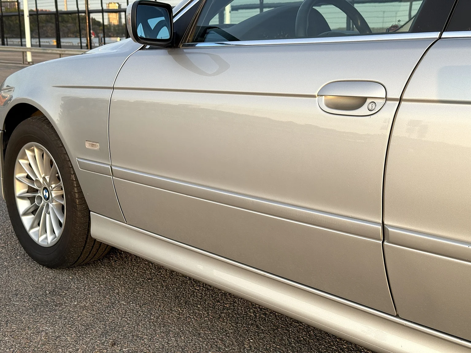 Exterior image of 2002 BMW 520i (24)