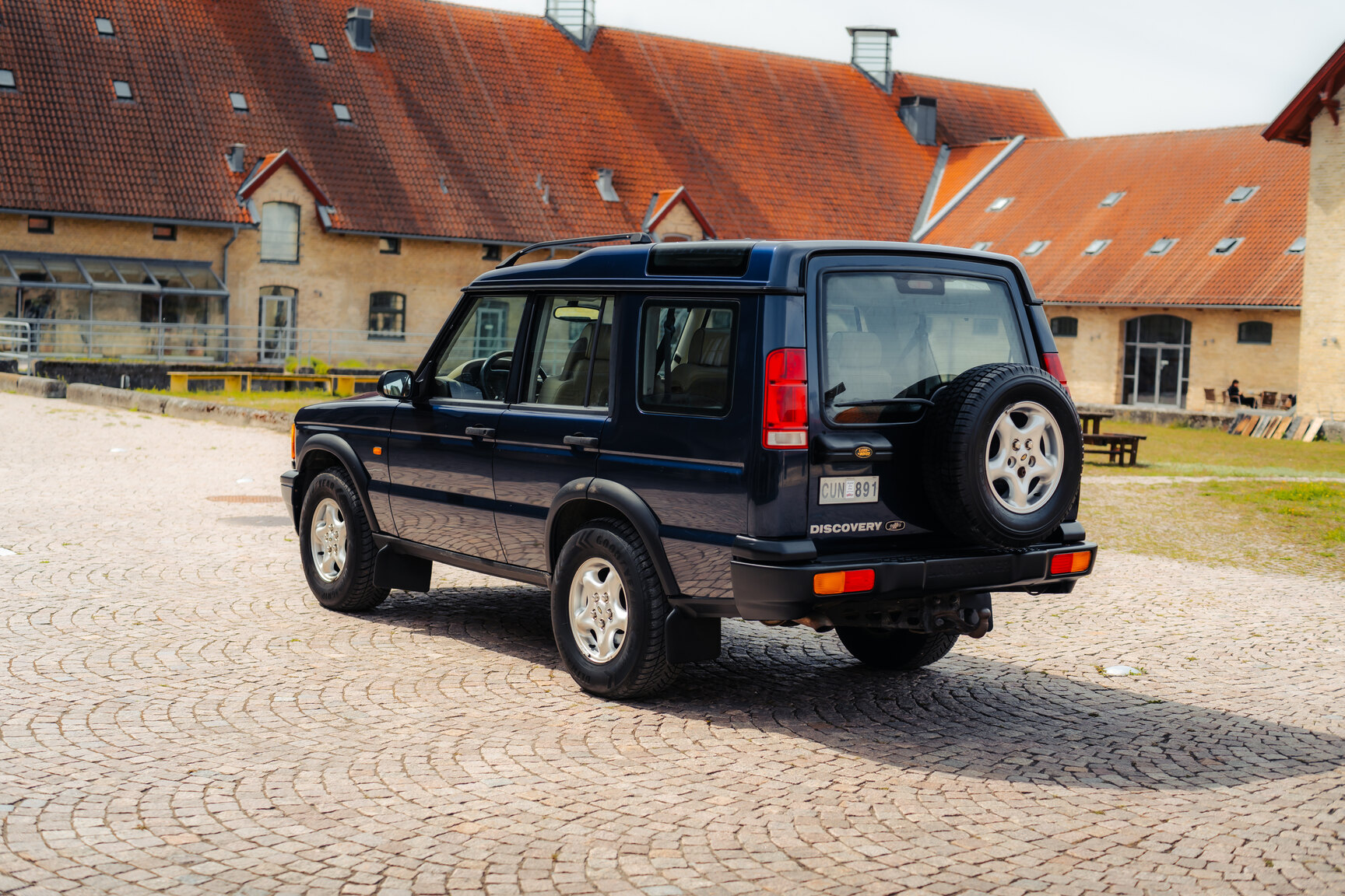 Exterior image of 1999 Landrover Discovery II V8