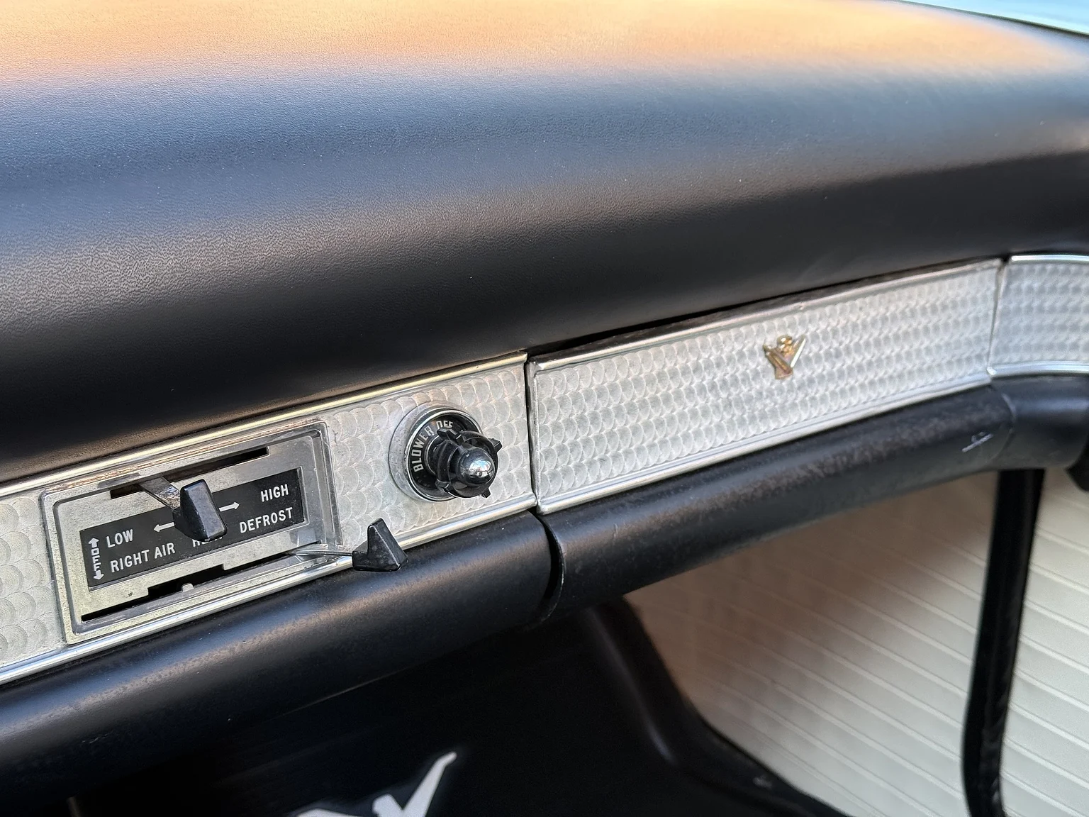 Interior image of 1955 Ford Thunderbird (23)