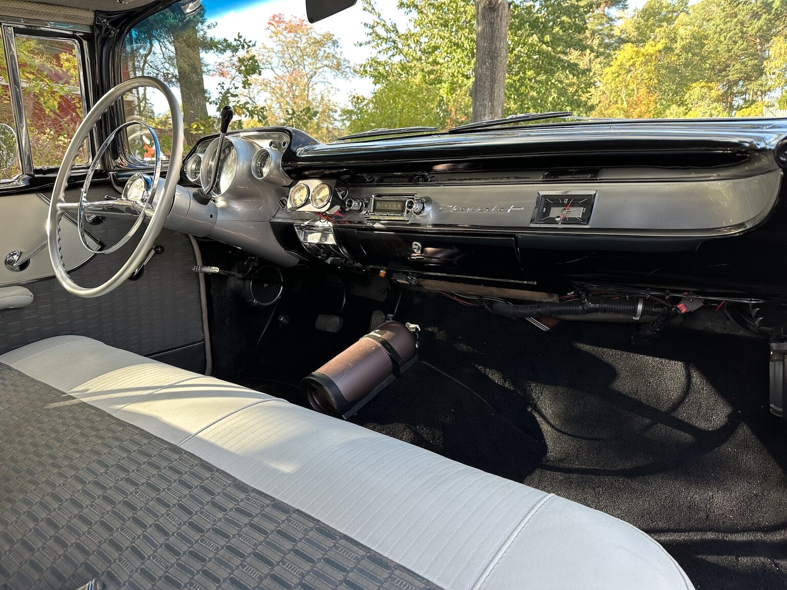 Innenraumfoto von 1957 Chevrolet Two-Ten Restomod (40)