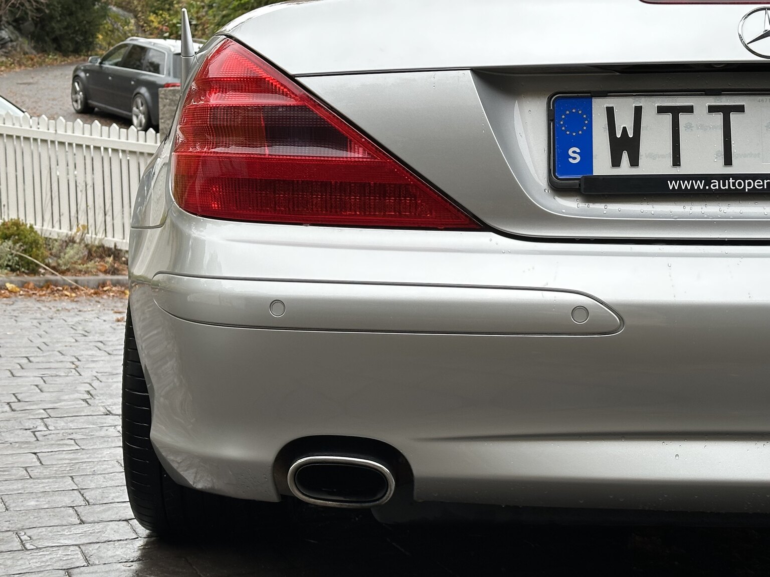 Exterior image of 2005 Mercedes-Benz SL 350