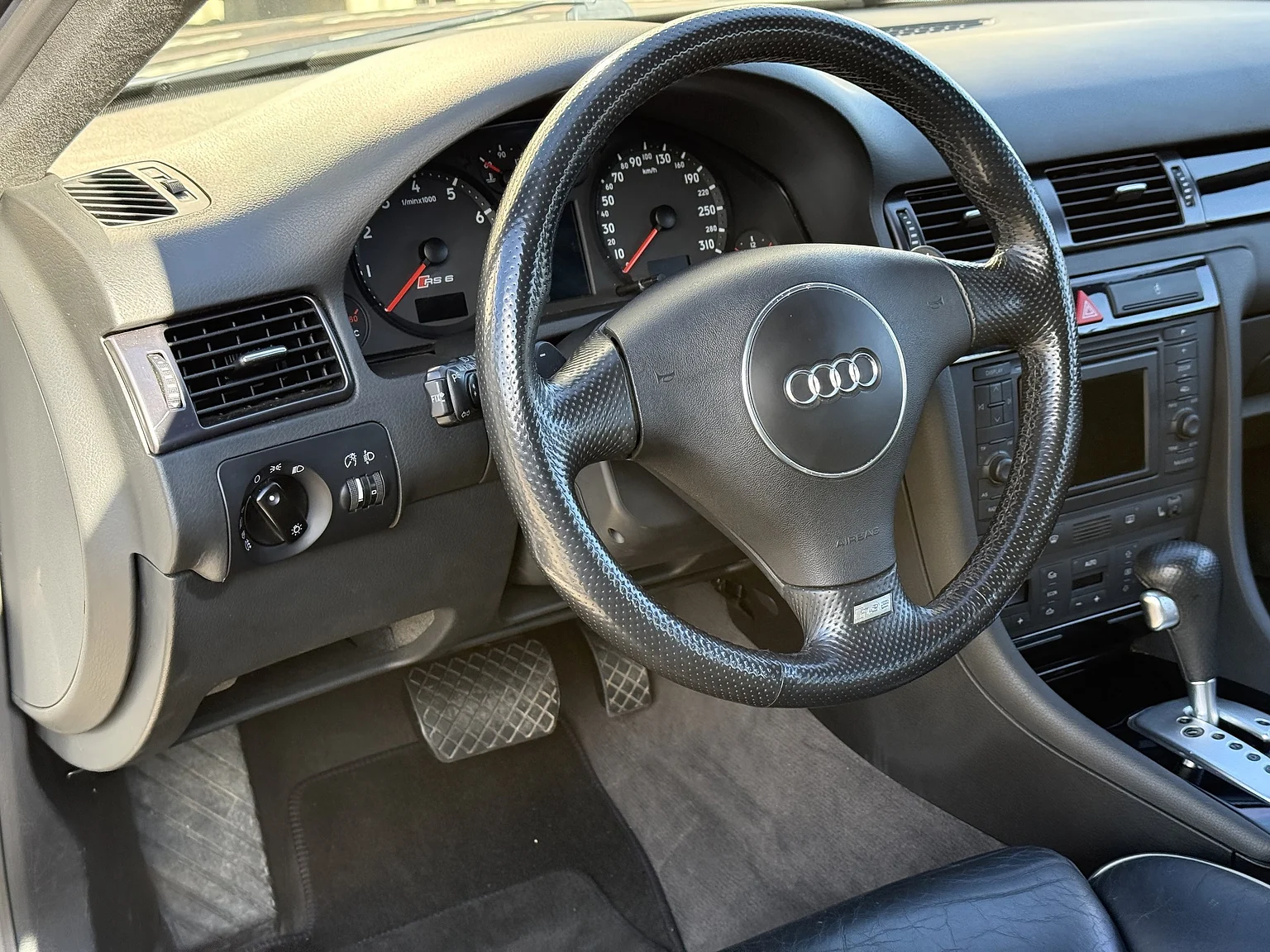 Interiörbild 2002 Audi RS 6 Avant (14)