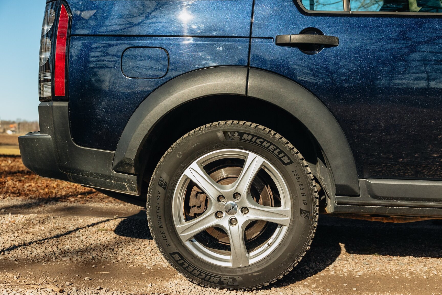 Exterior image of 2015 Land Rover Discovery 3.0 TDV6