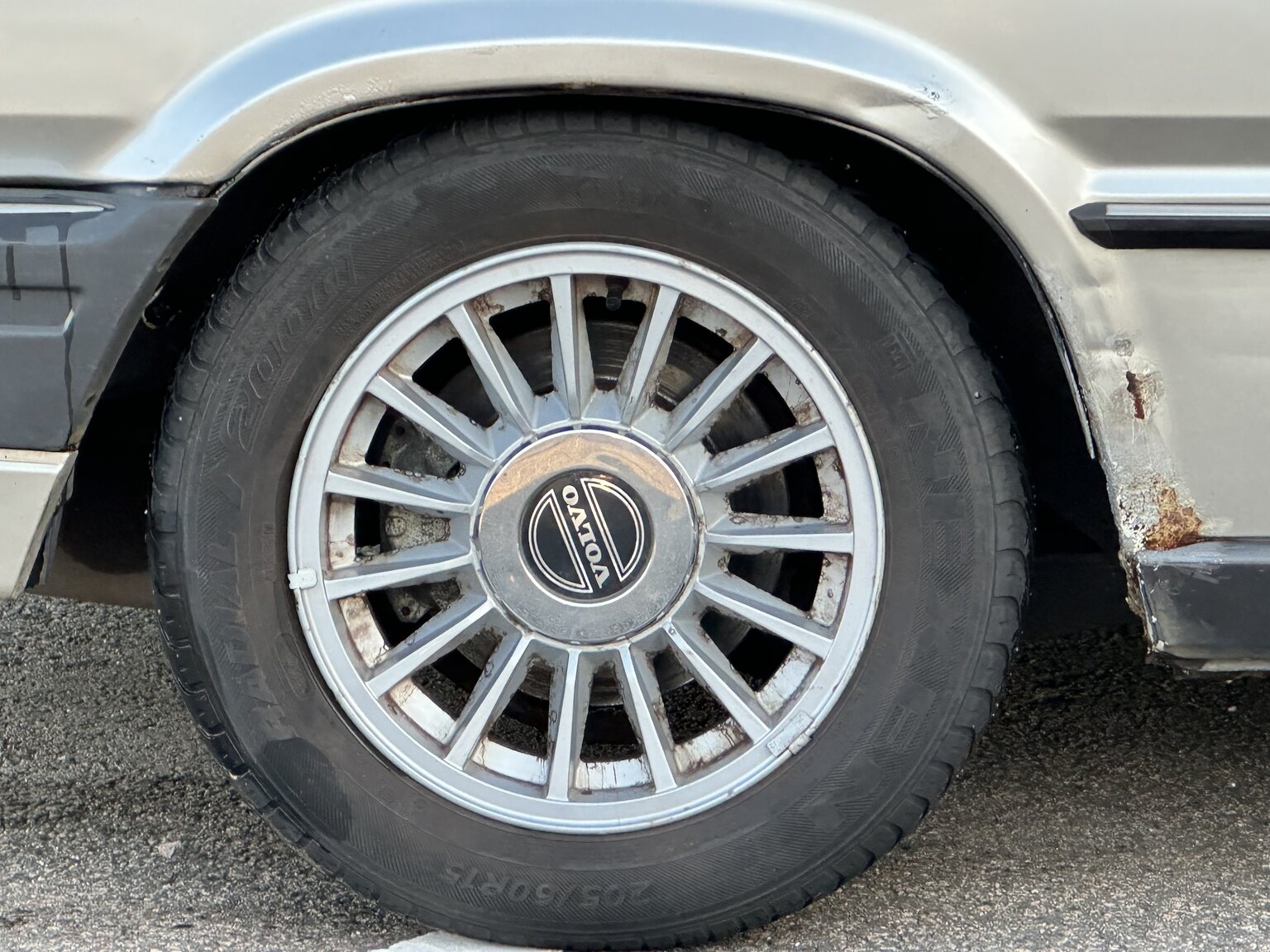 Exterior image of 1987 Volvo 780 Bertone