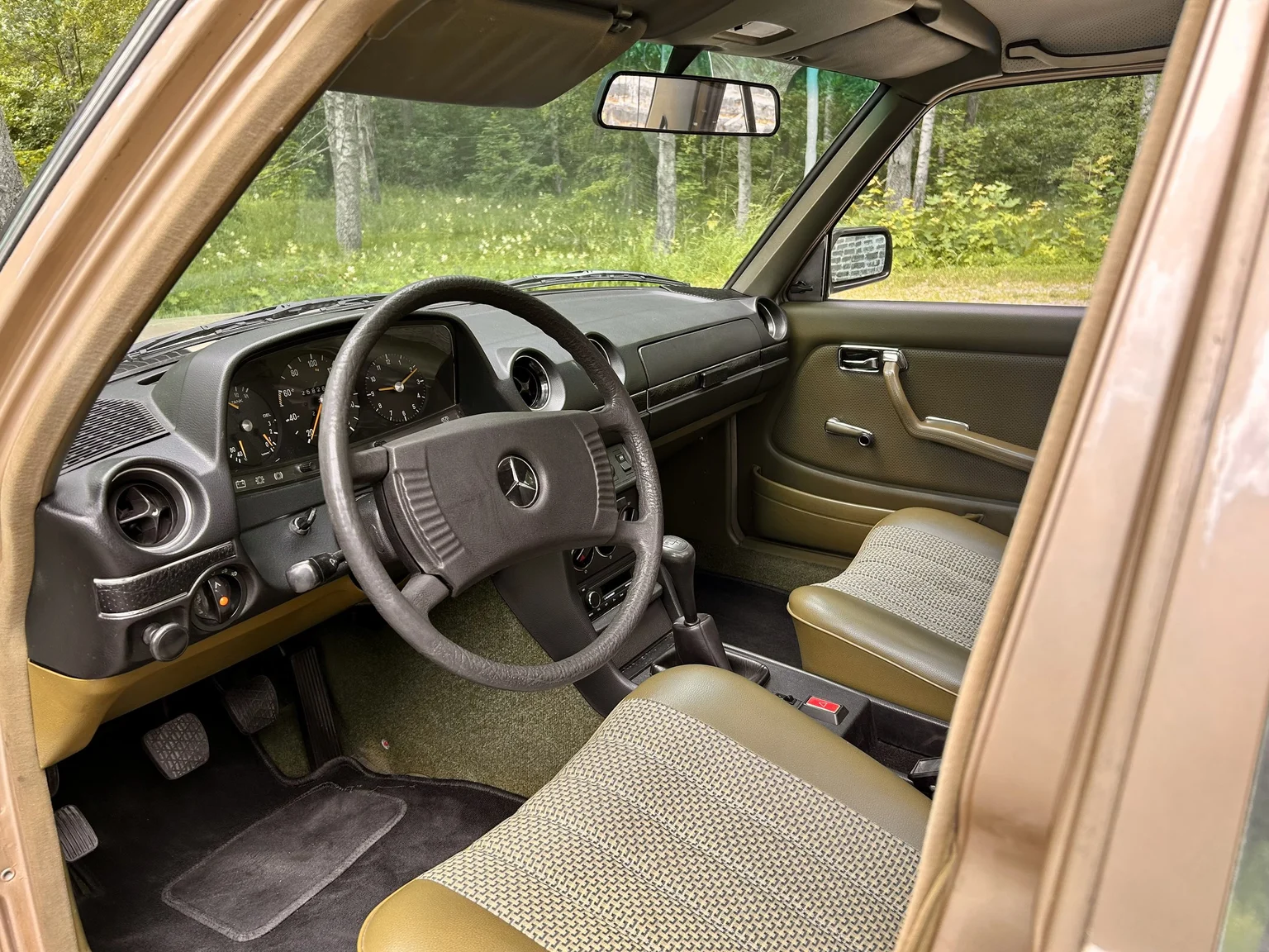 Innenraumfoto von 1976 Mercedes-Benz 300 D (1)