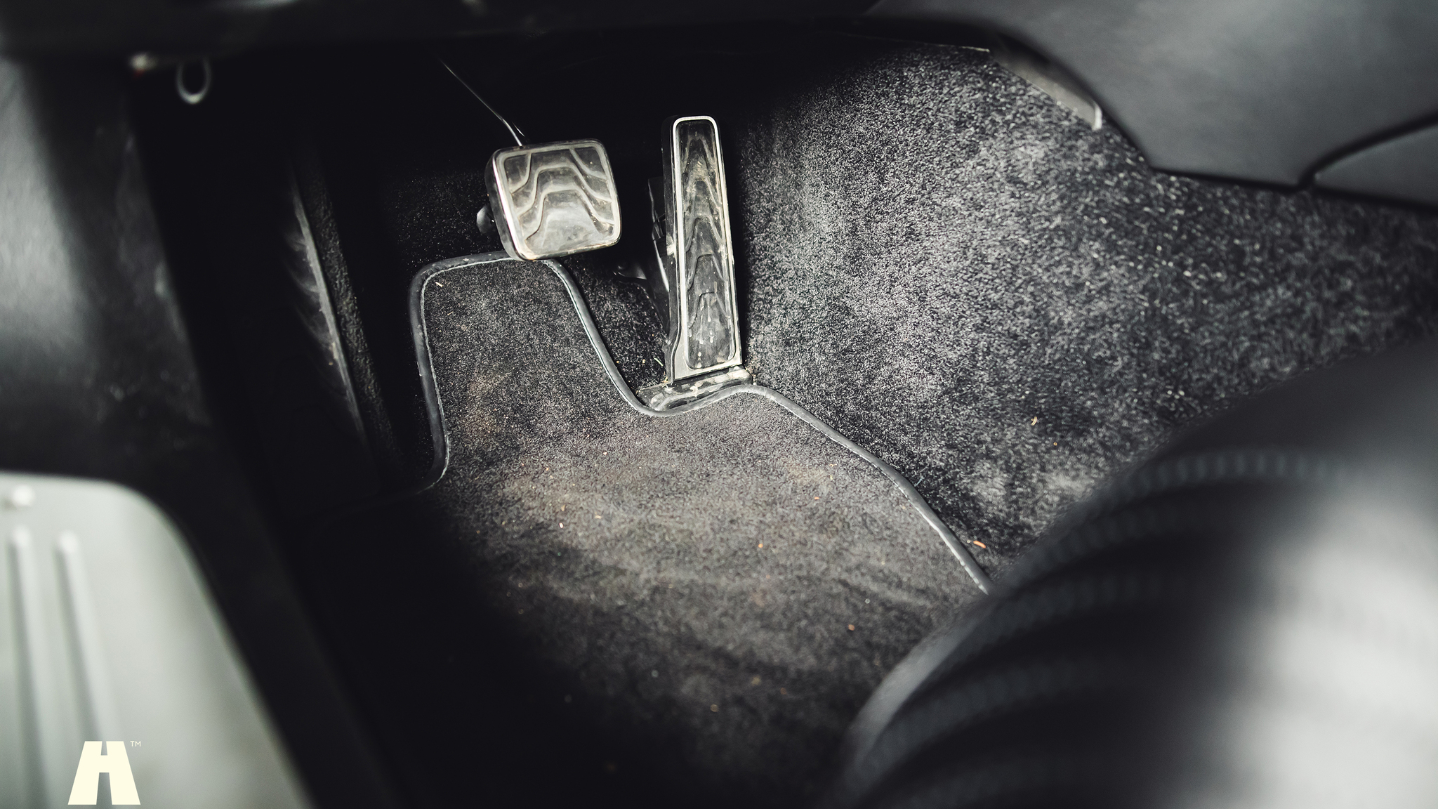 Innenraumfoto von 2019 Aston Martin DB11 AMR (23)