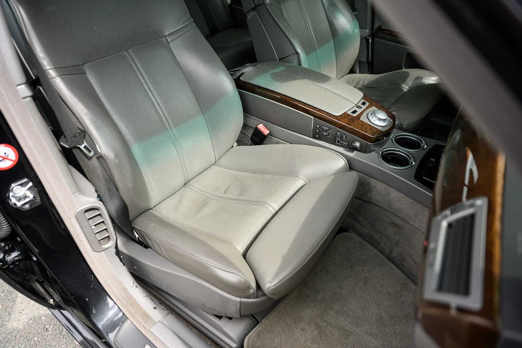 Interior image of 2001 BMW 745i (9)