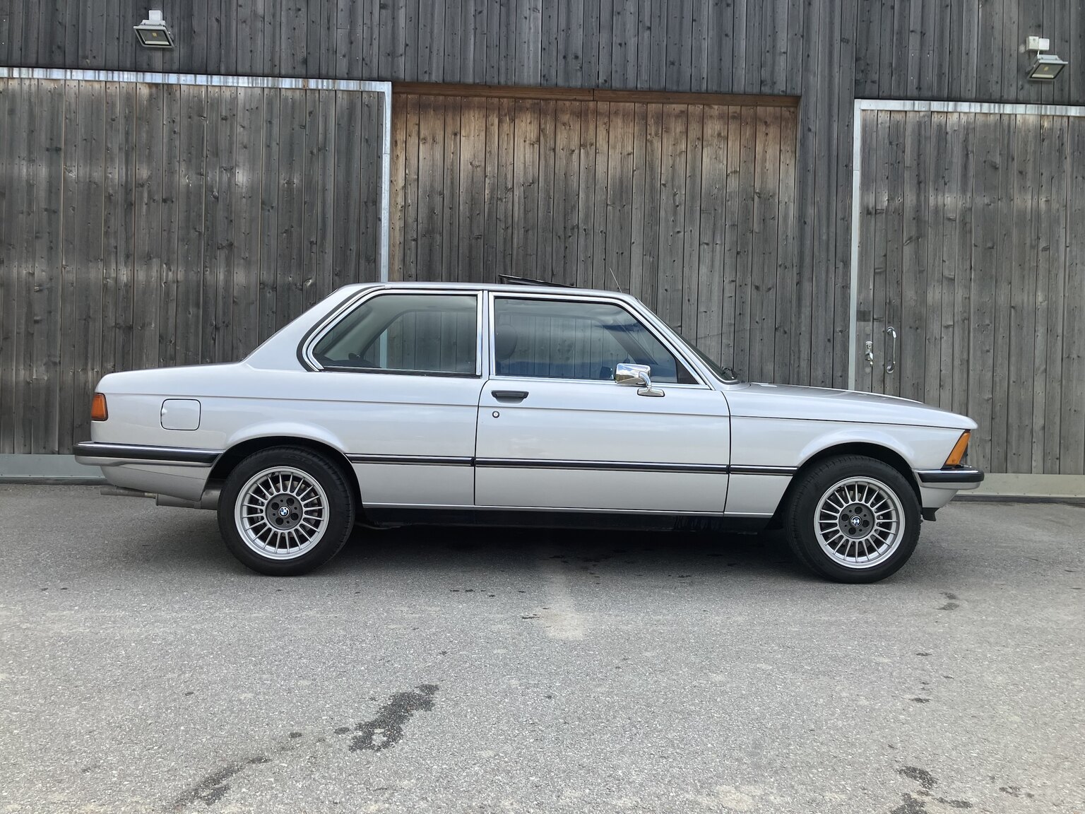 Exteriörbild på 1979 BMW 323i